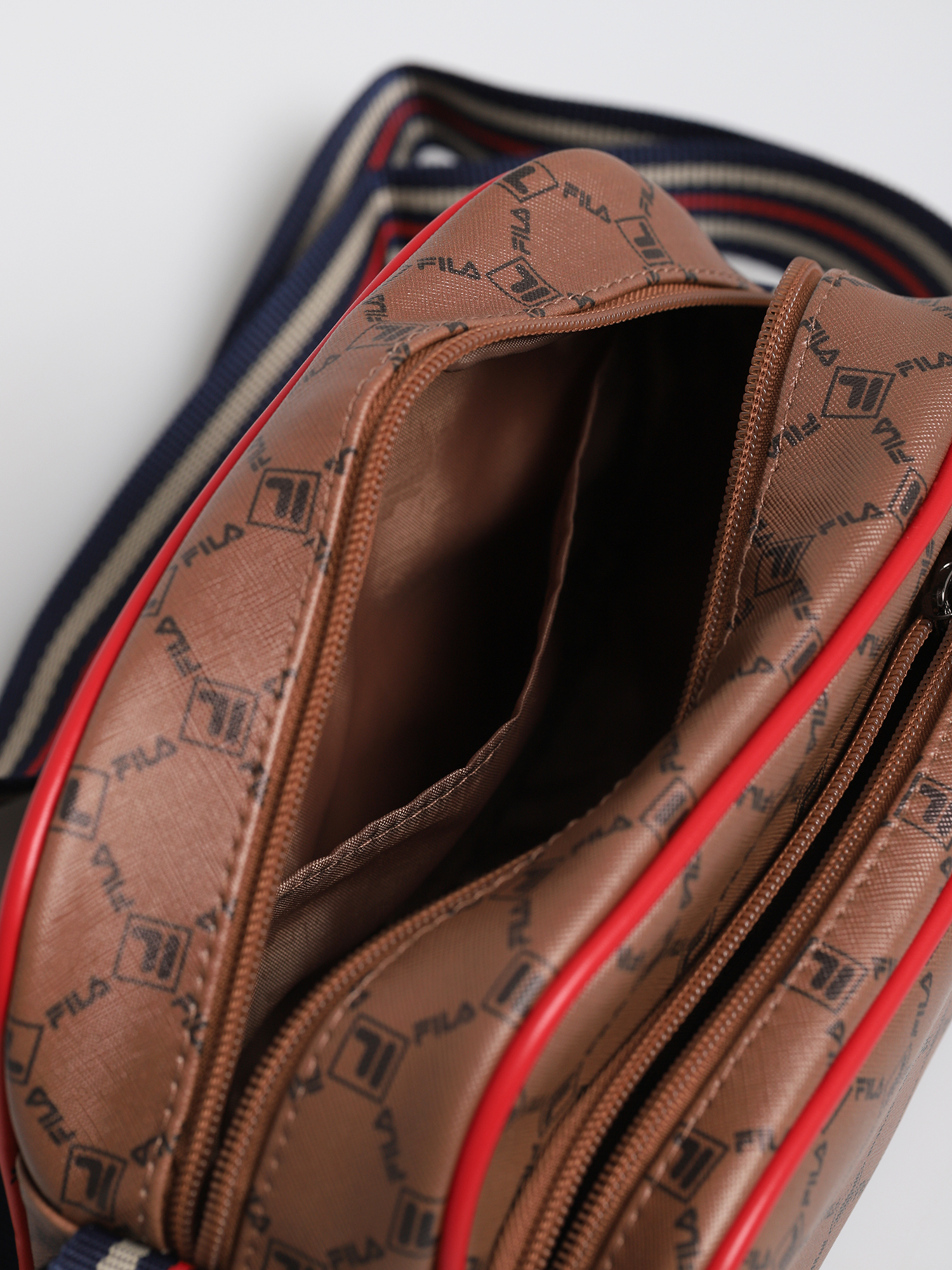 Geantă Fila Shoulder Bag New Twist (allover thrush coffee bean)