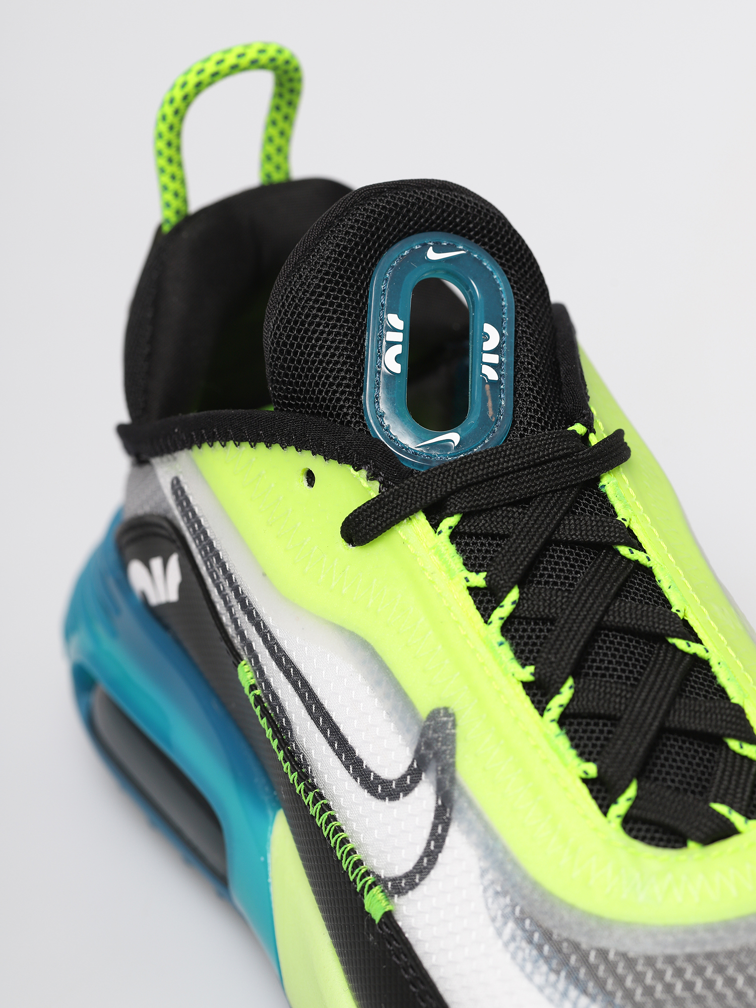 Pantofi Nike Air Max 2090 Wmn (white/black volt valerian blue)