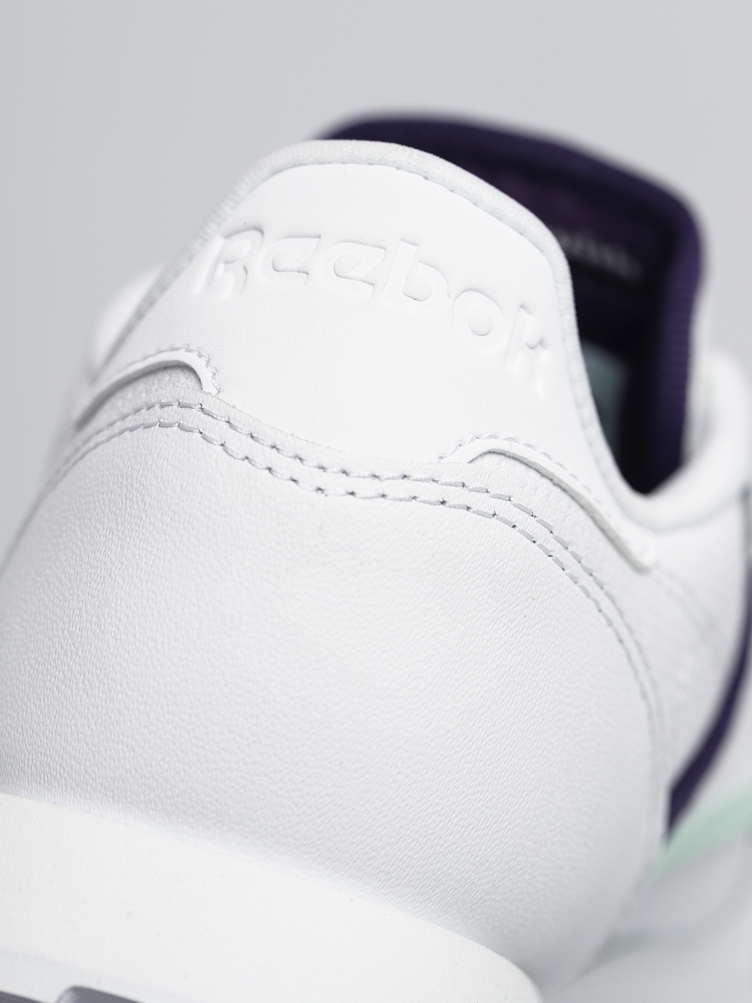 Pantofi Reebok Cl Lthr Wmn (cblack/carbon/vecred)