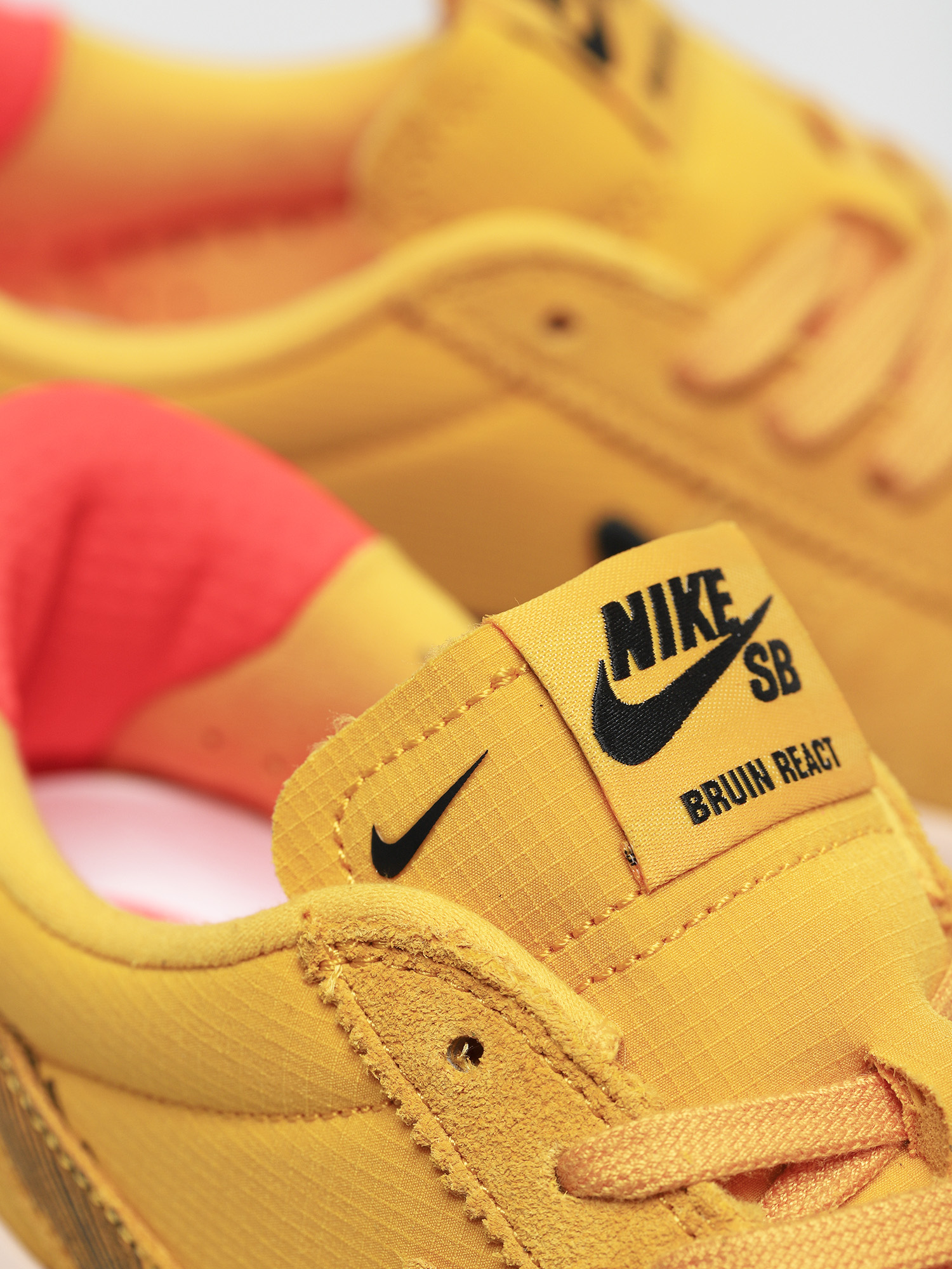 Pantofi Nike SB Bruin React T (pollen/black pale coral)