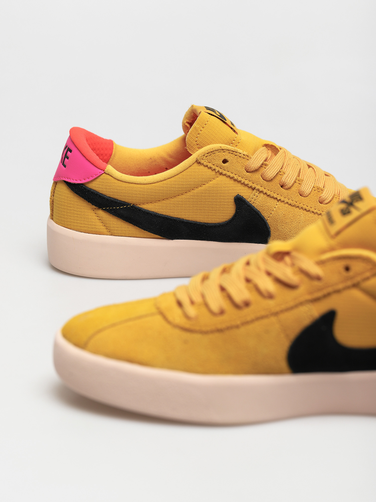 Pantofi Nike SB Bruin React T (pollen/black pale coral)