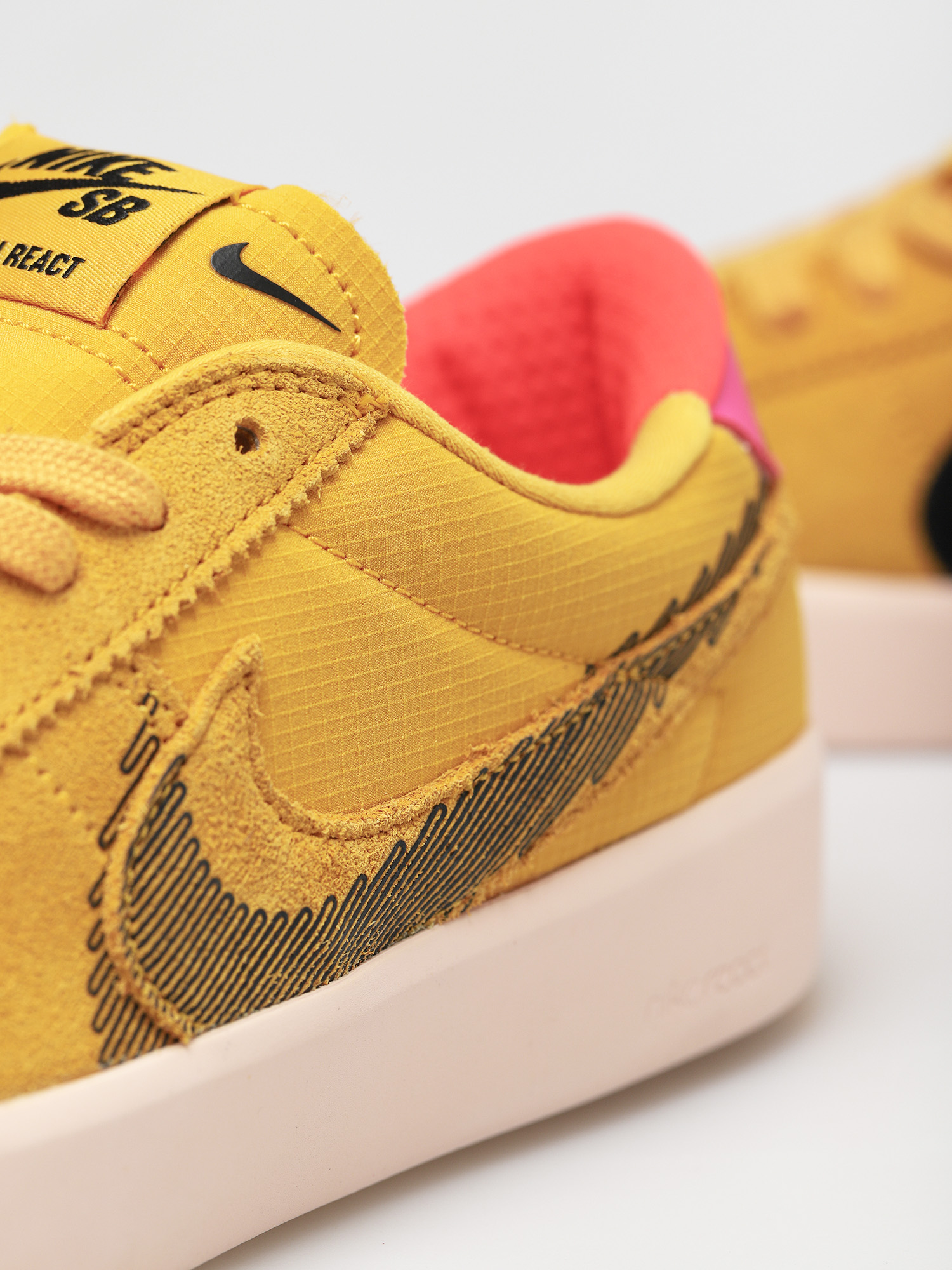 Pantofi Nike SB Bruin React T (pollen/black pale coral)