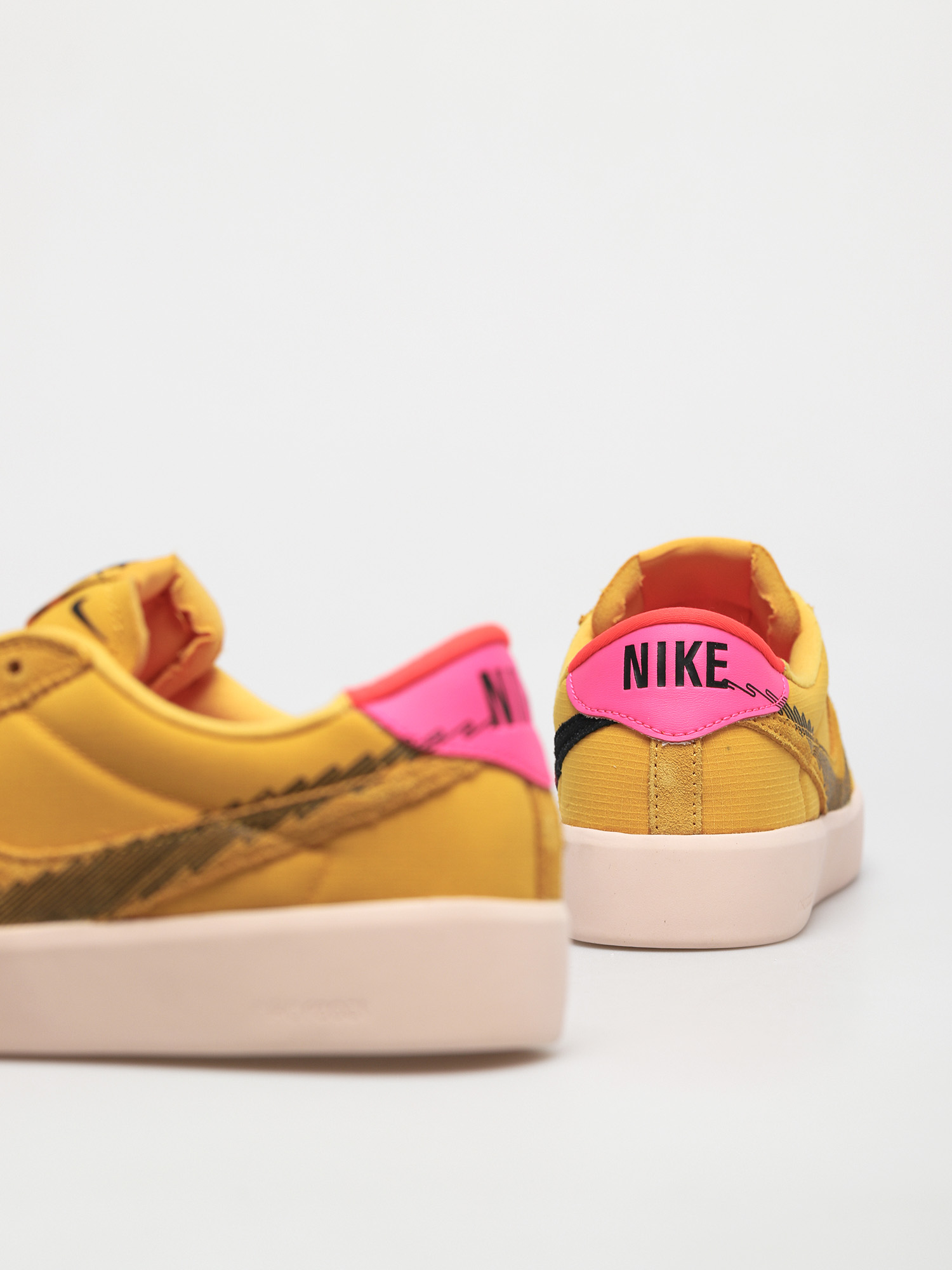 Pantofi Nike SB Bruin React T (pollen/black pale coral)
