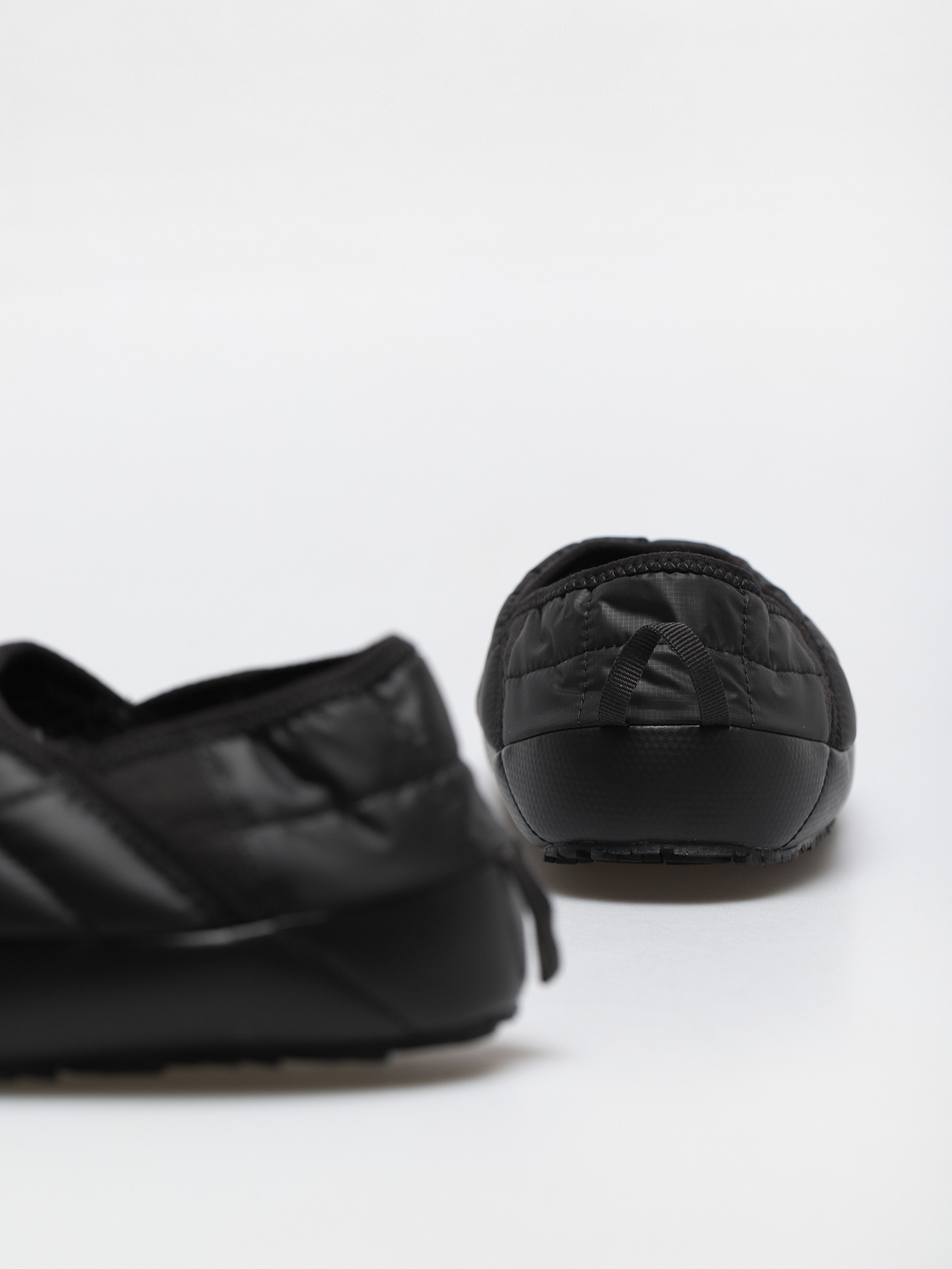 Pantofi The North Face Thermoball Traction Mule V (tnf black/tnf white)