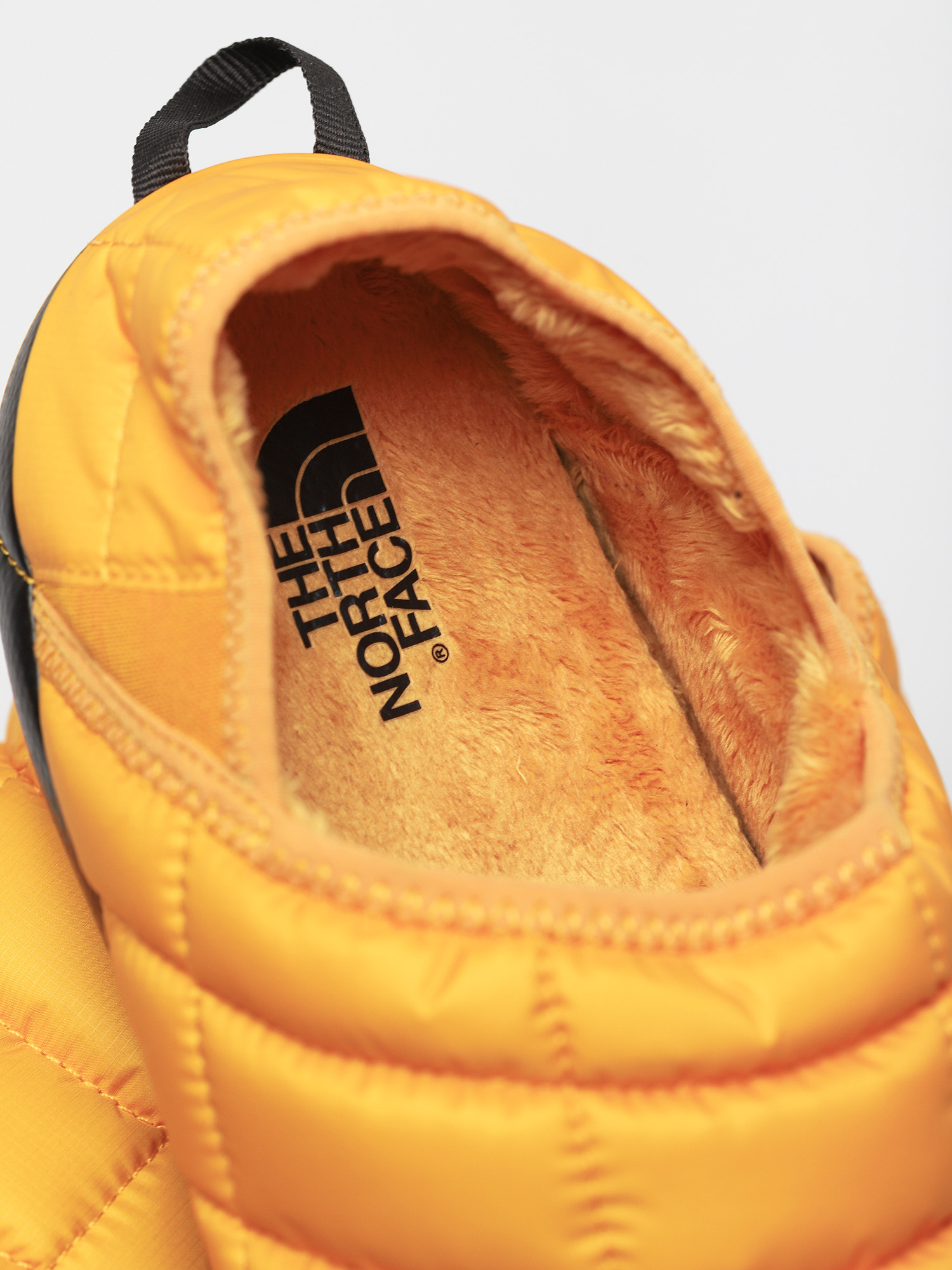 Pantofi The North Face Thermoball Traction Mule V (summit gold/tnf black)