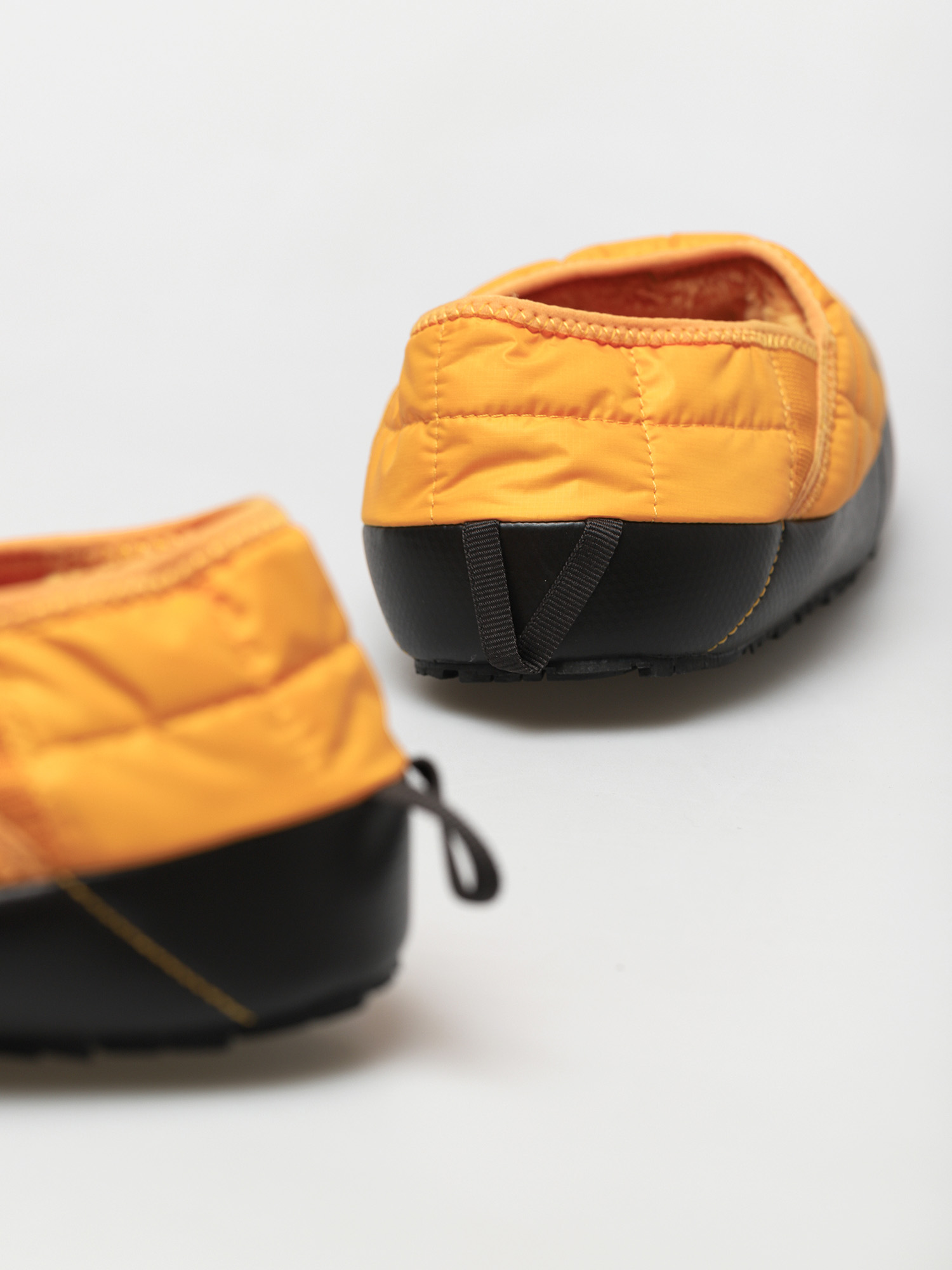 Pantofi The North Face Thermoball Traction Mule V (summit gold/tnf black)