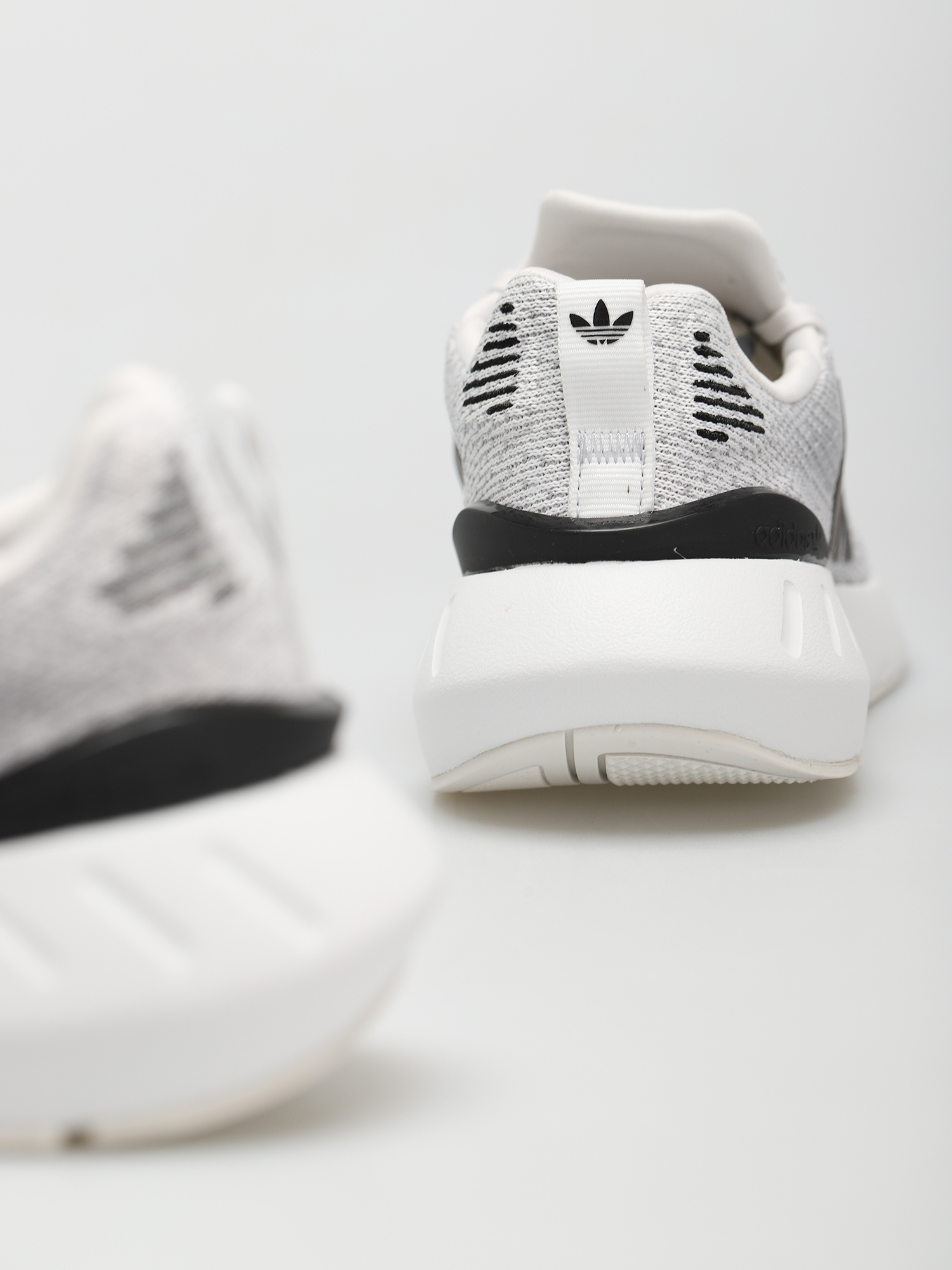 Pantofi adidas Originals Swift Run 22 Wmn (crywht/cblack/gretwo)