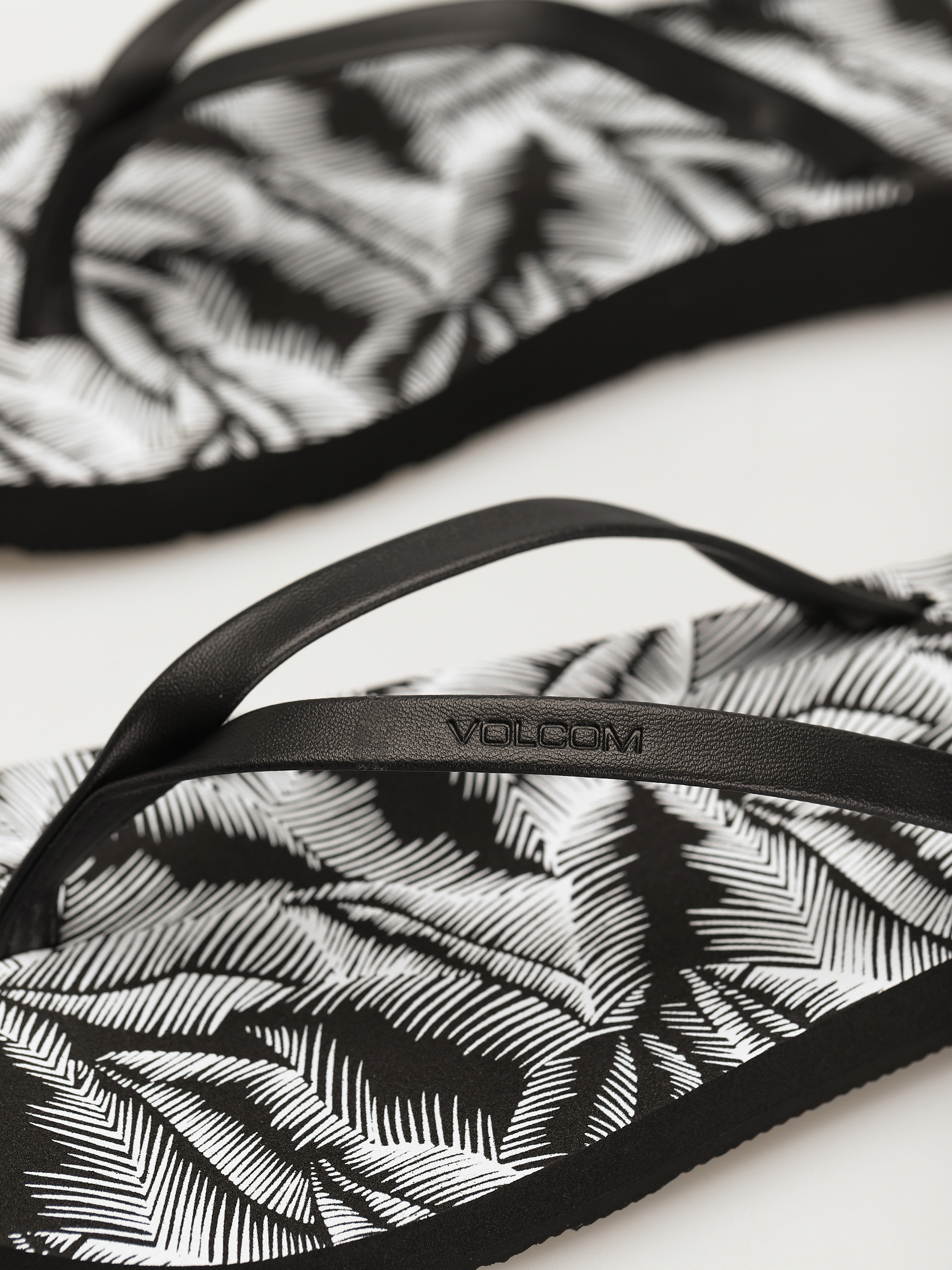 Papuci de plajă Volcom Color Me Spring Wmn (black white)