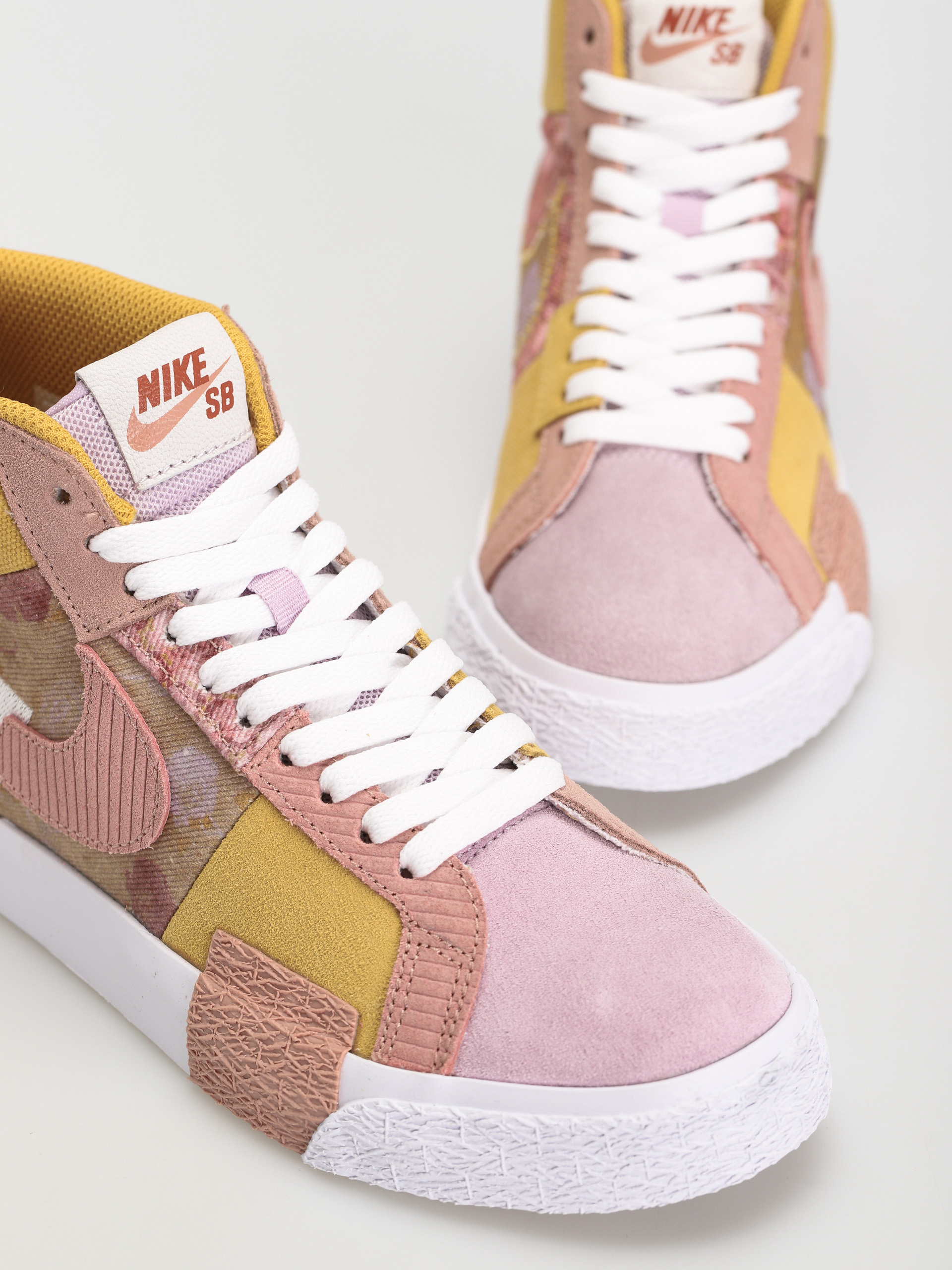 Pantofi Nike SB Zoom Blazer Mid Premium (sanded gold/white burnt sunrise)