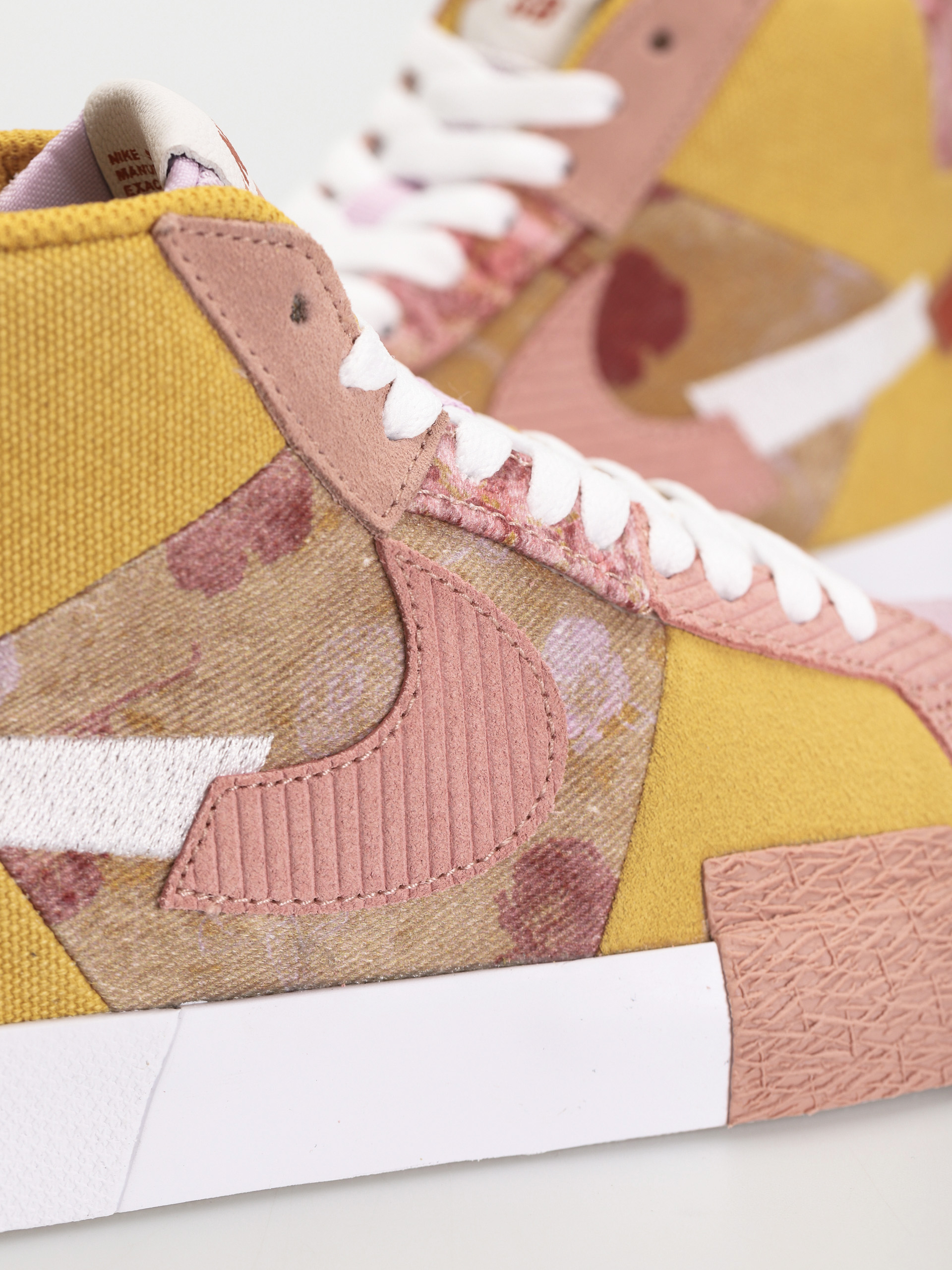 Pantofi Nike SB Zoom Blazer Mid Premium (sanded gold/white burnt sunrise)