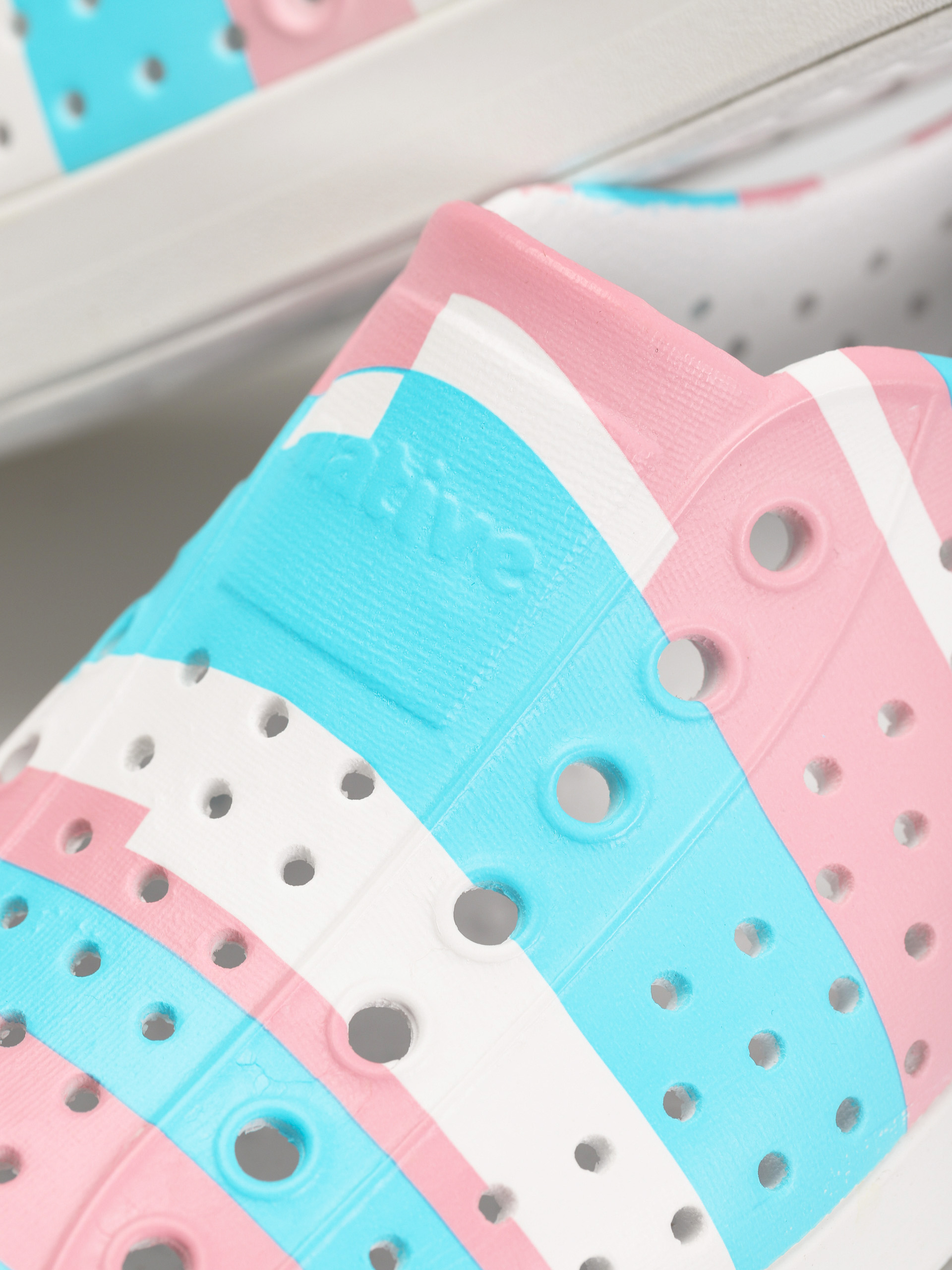 Pantofi Native Jefferson Print (shell white/shell white/pastel multi stripe)