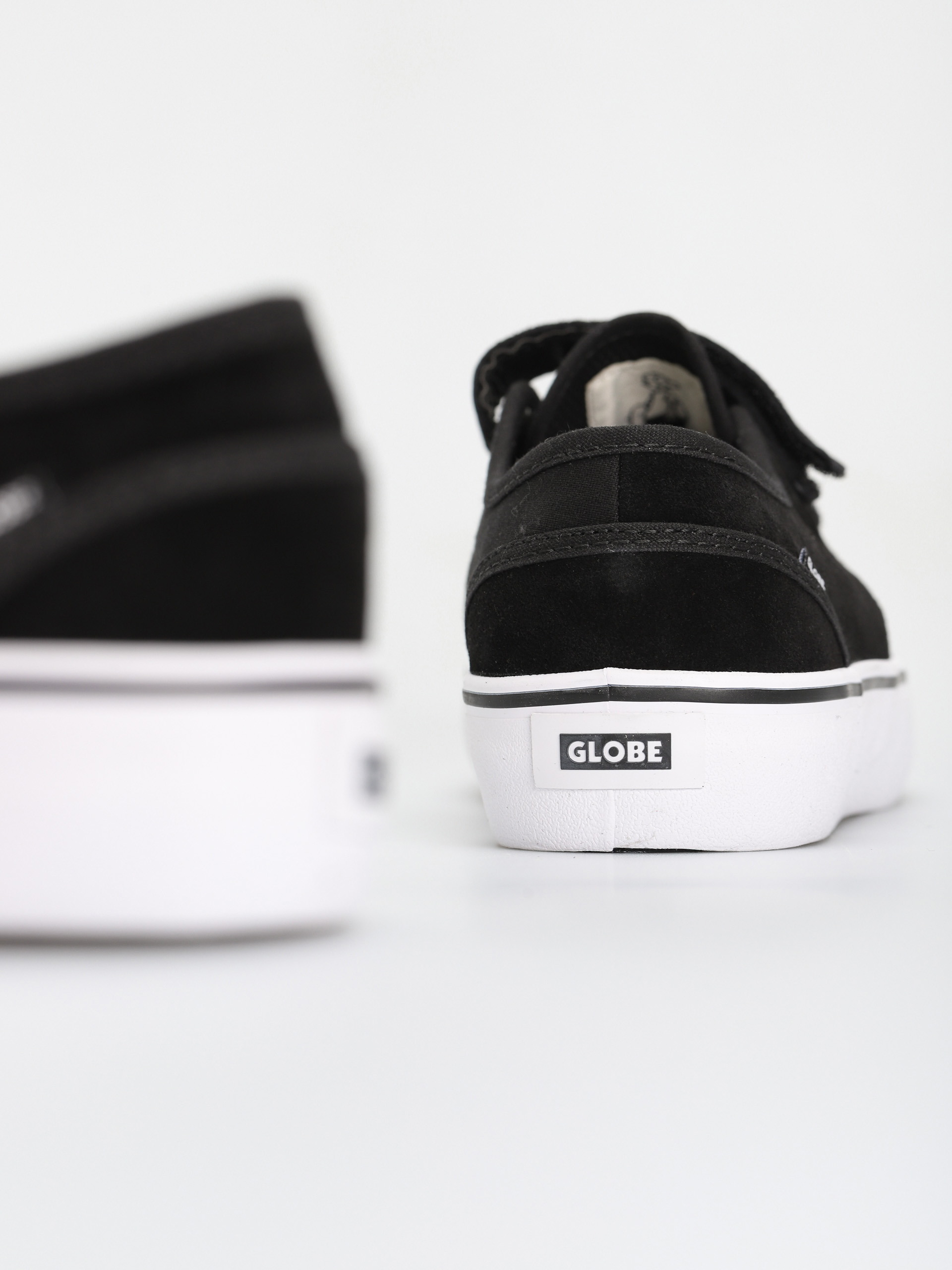 Pantofi Globe Motley II Strap (black/white)