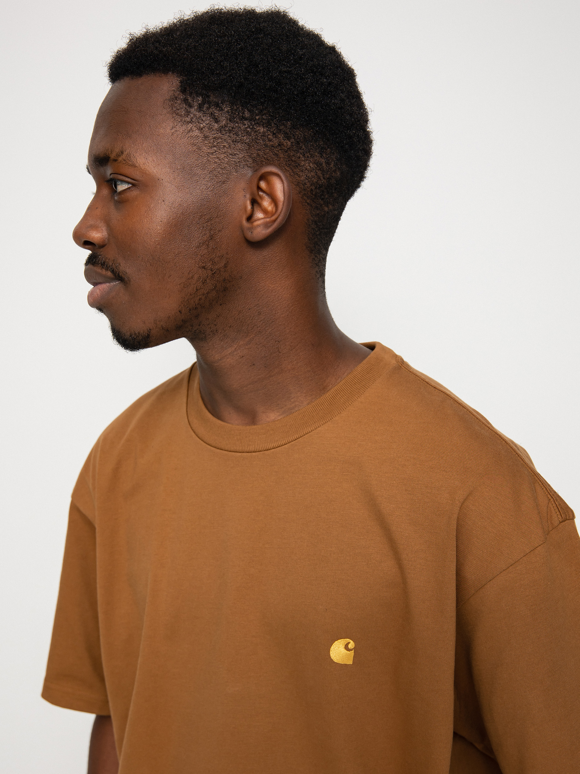 Tricou Carhartt WIP Chase (hamilton brown/gold)