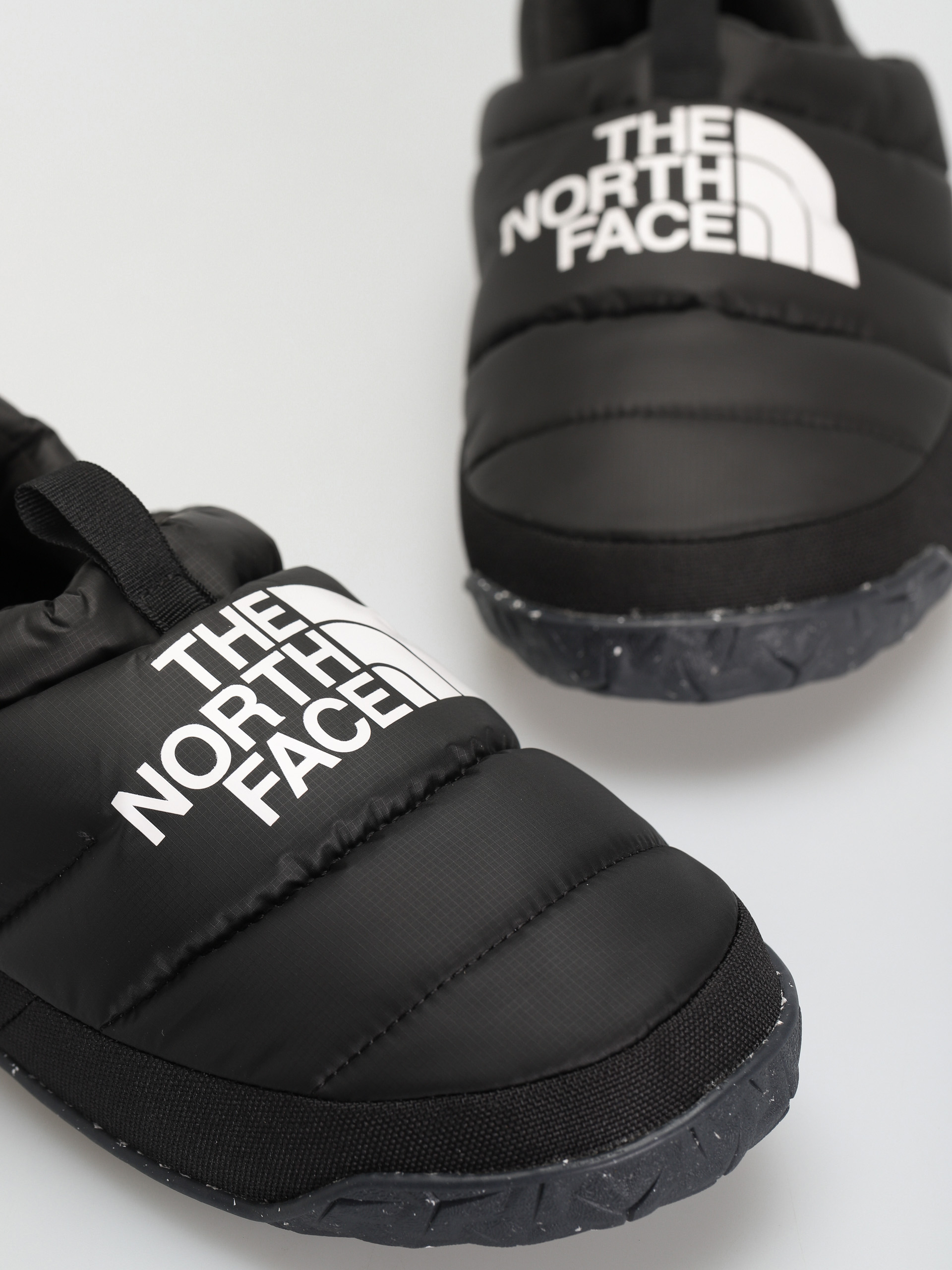 Pantofi The North Face Nuptse Mule (tnf black/tnf white)