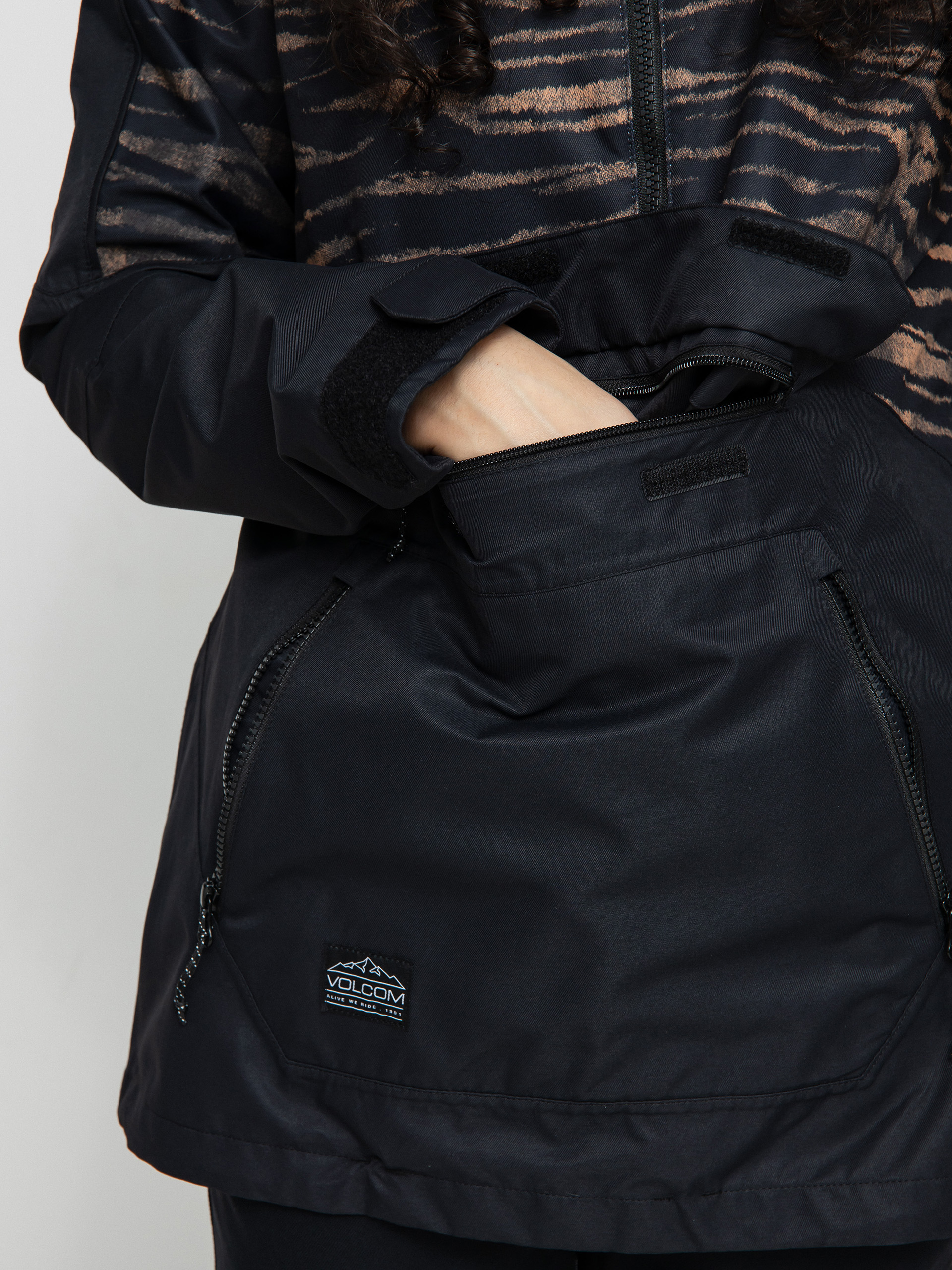 Pentru femei Geacă de snowboard Volcom Mirror Pullover (tiger print)