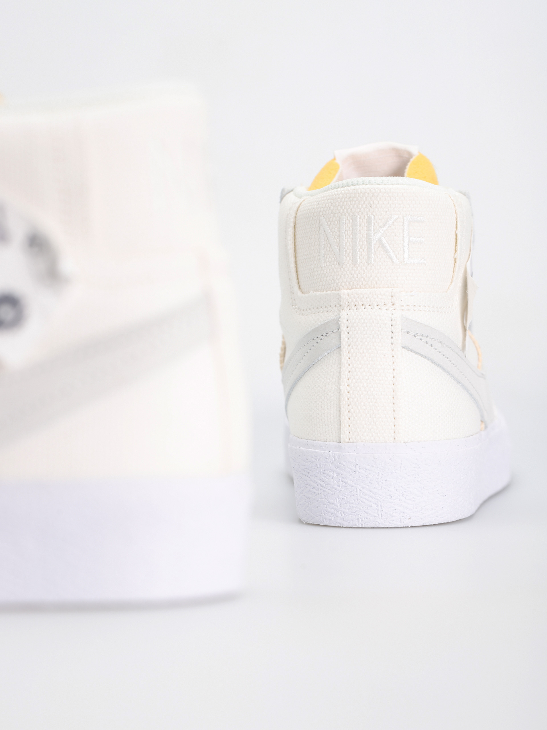 Pantofi Nike SB Zoom Blazer Mid Prm (summit white/summit white)