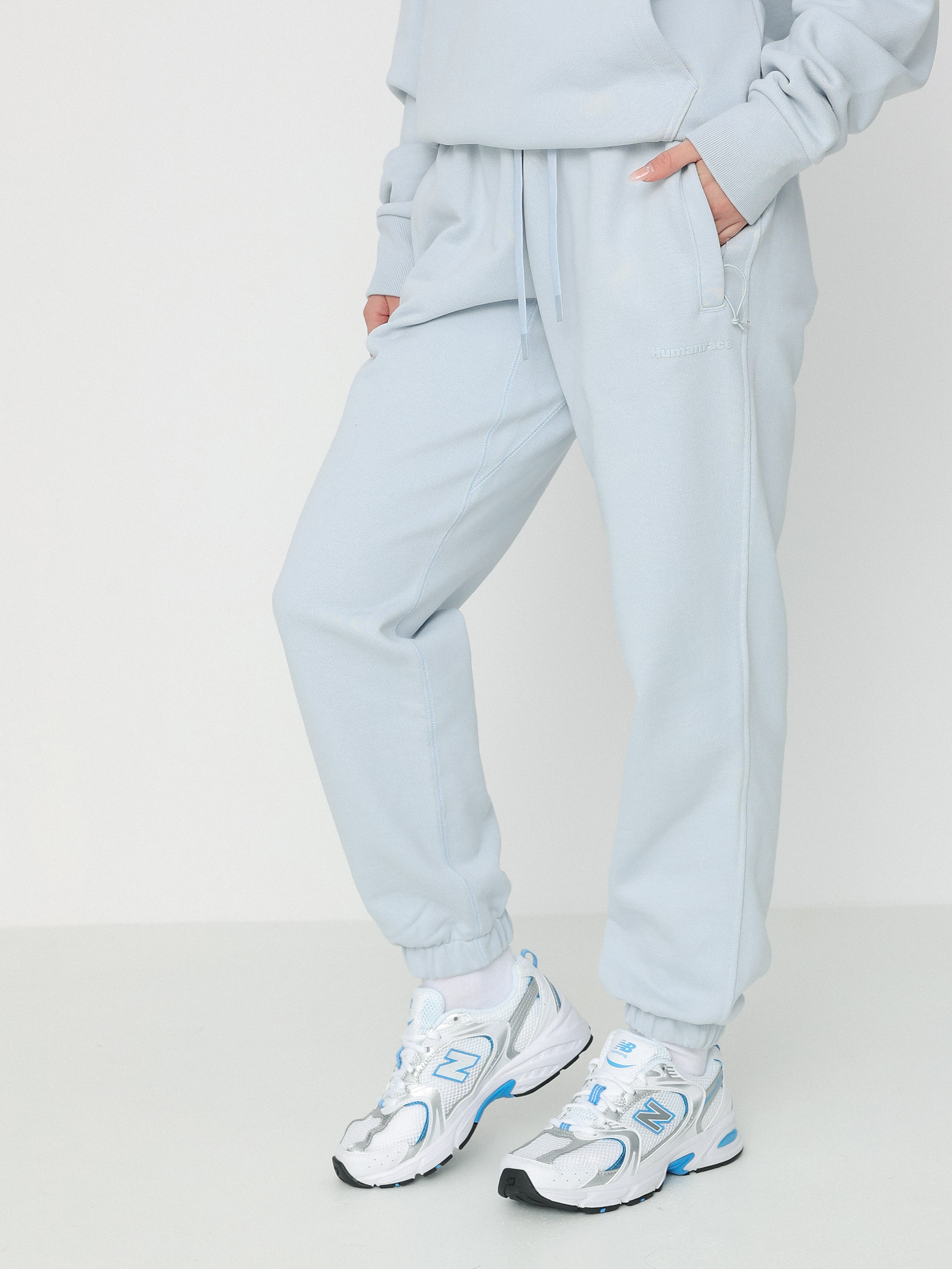 Pantaloni adidas Originals Pharrell Williams Basics Wmn (halblu)