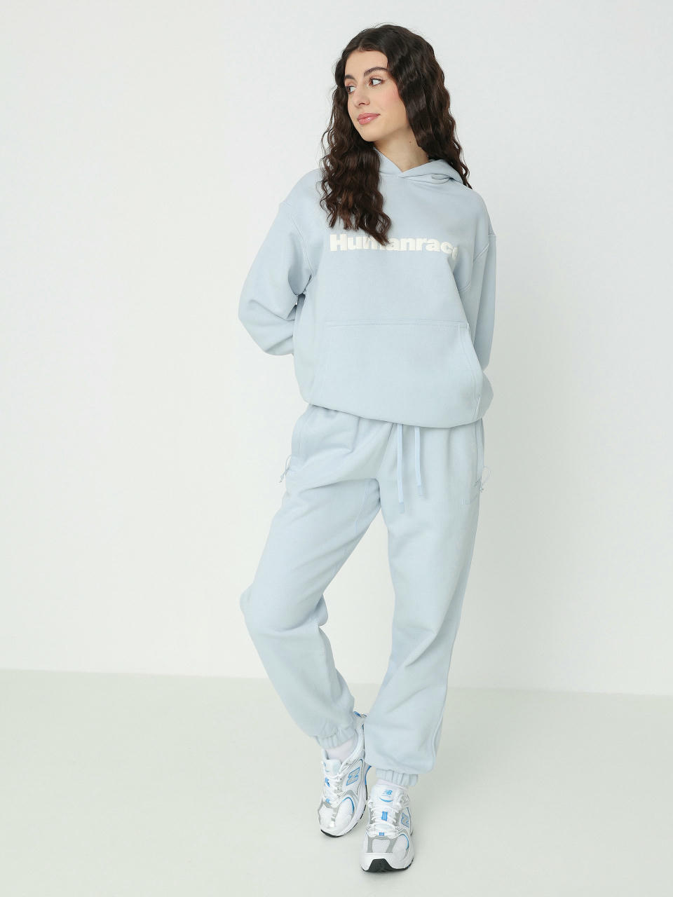 Pantaloni adidas Originals Pharrell Williams Basics Wmn (halblu)