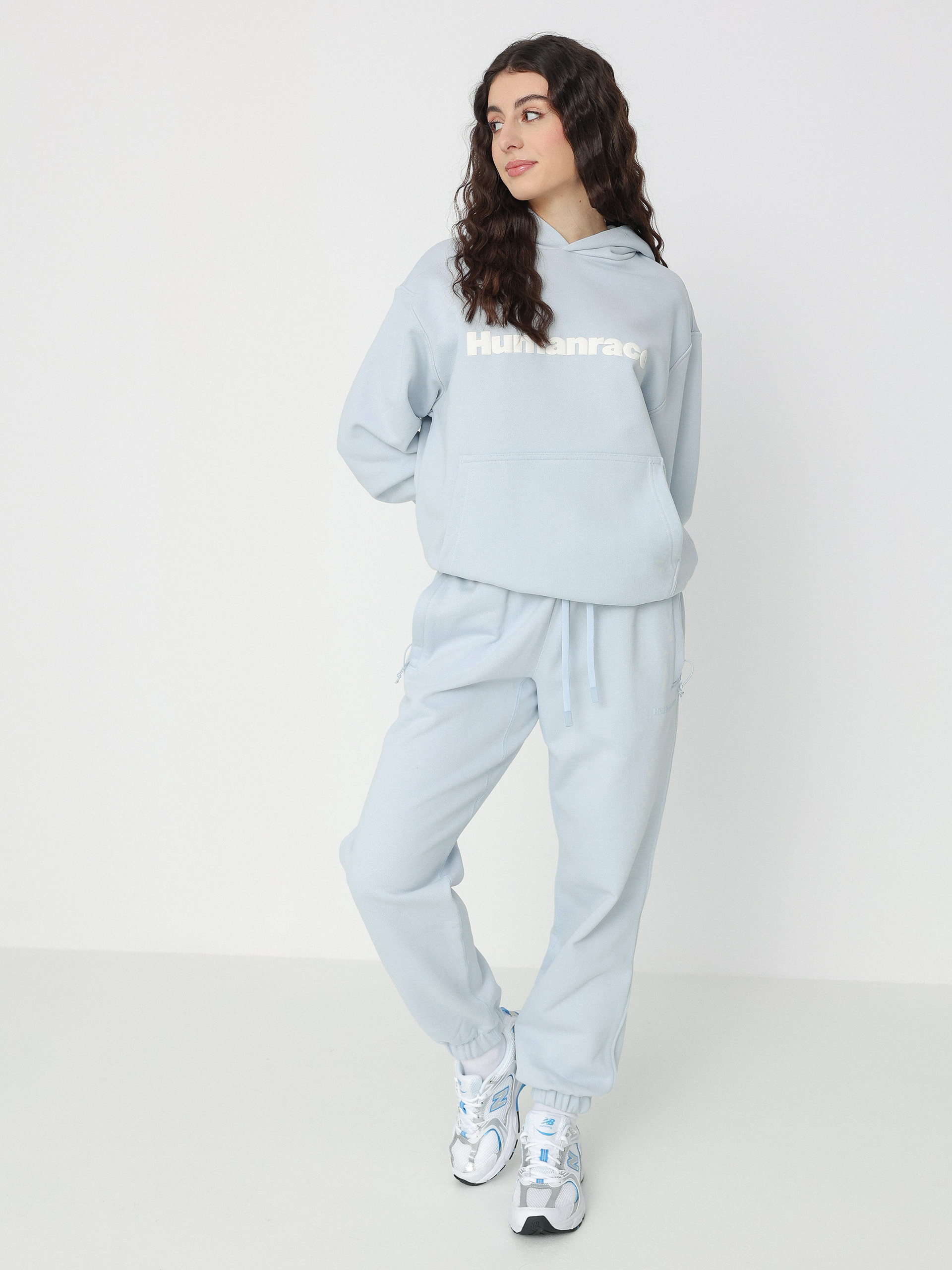 Pantaloni adidas Originals Pharrell Williams Basics Wmn (halblu)