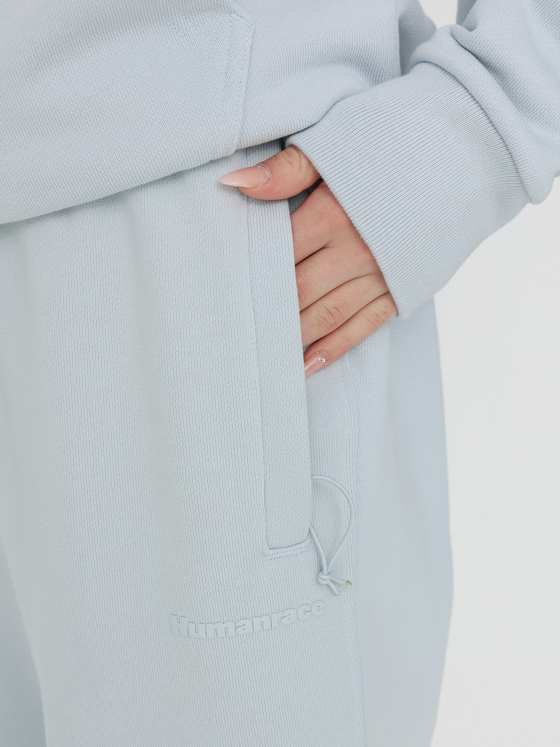 Pantaloni adidas Originals Pharrell Williams Basics Wmn (halblu)