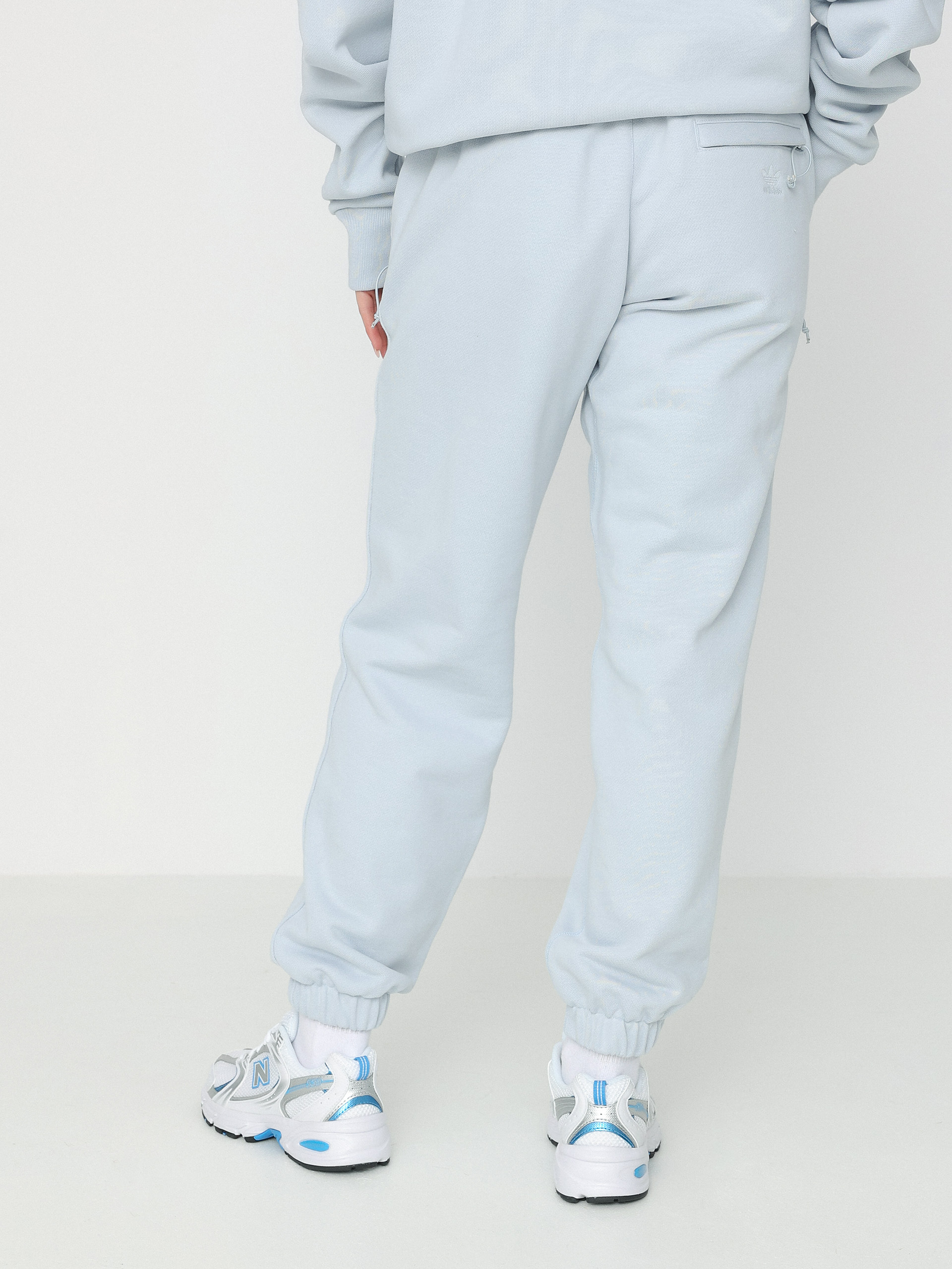 Pantaloni adidas Originals Pharrell Williams Basics Wmn (halblu)