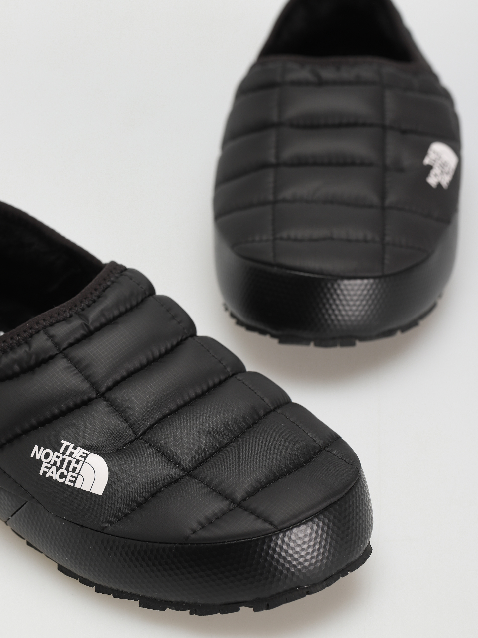 Pantofi The North Face Thermoball Traction Mule V Wmn (tnf black/tnf black)