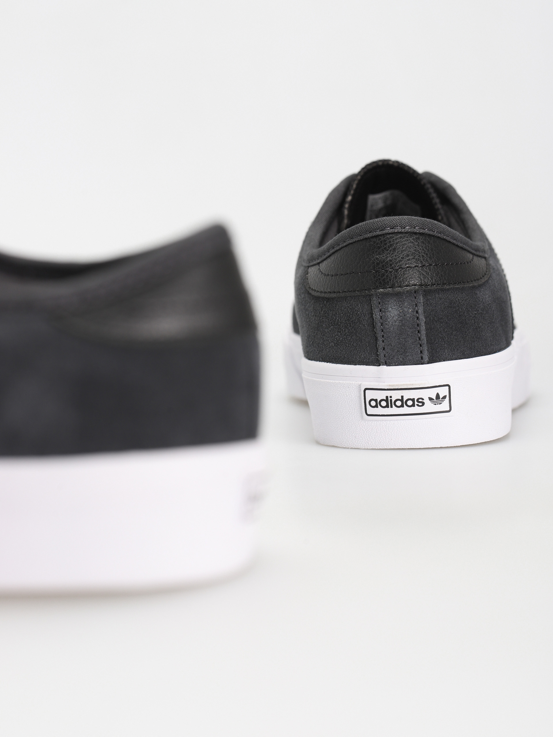 Pantofi adidas Seeley XT (carbon/cblack/ftwwht)