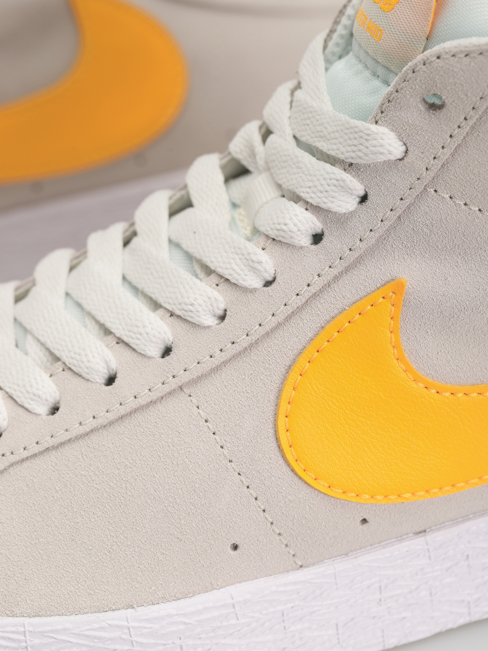 Pantofi Nike SB Zoom Blazer Mid (summit white/laser orange summit white)