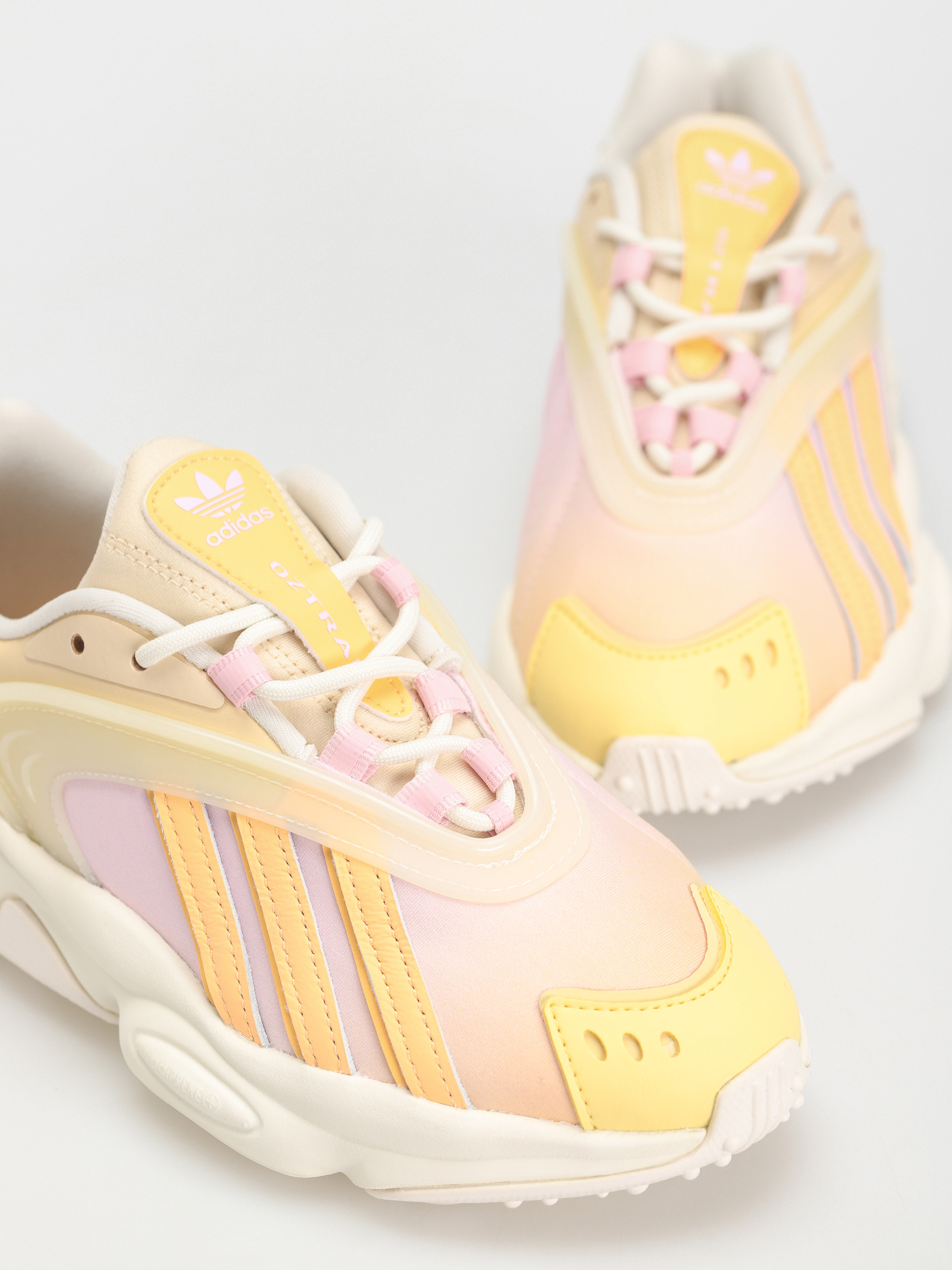 Pantofi adidas Originals Oztral Wmn (owhite/aciora/sanstr)