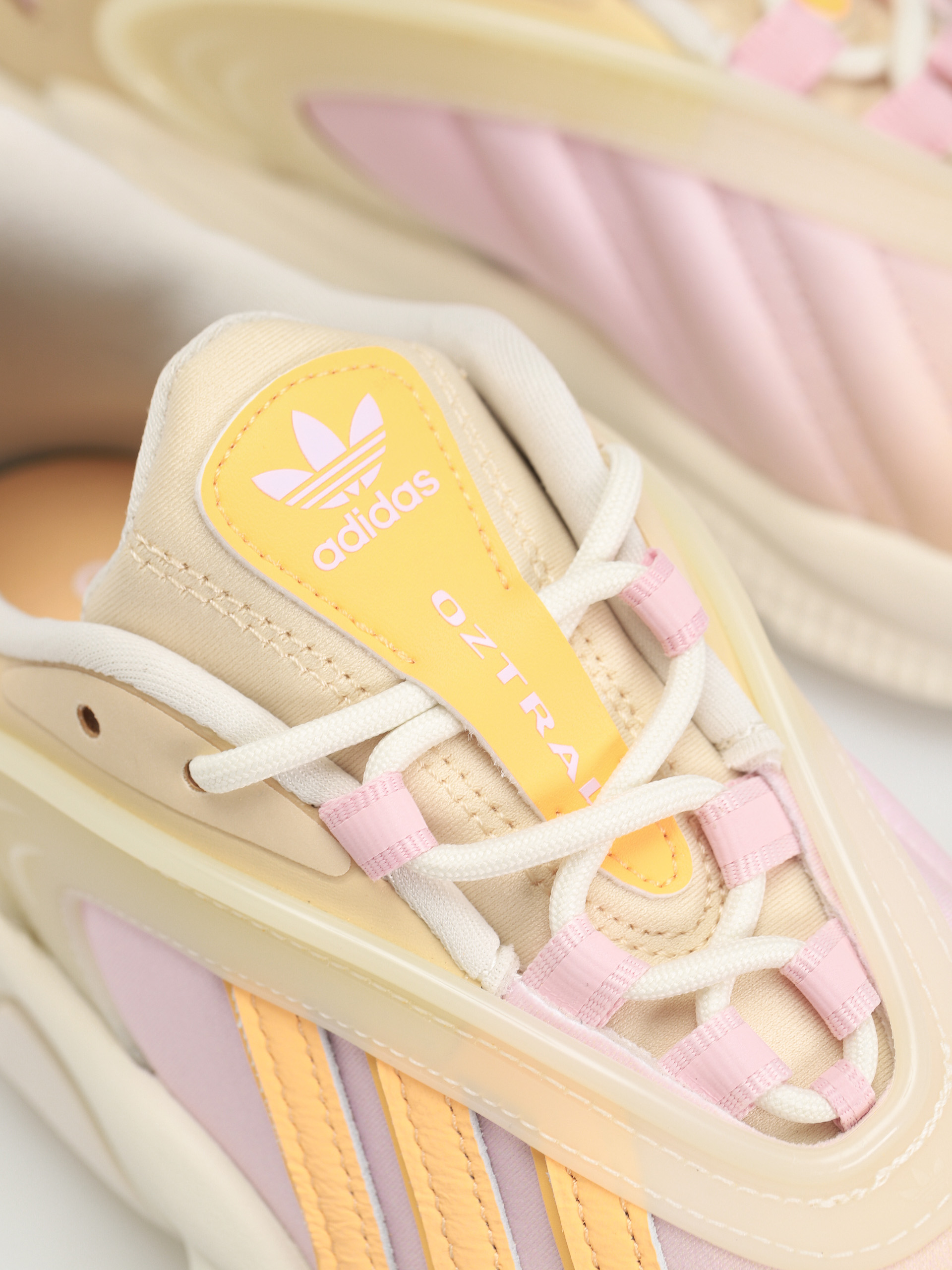 Pantofi adidas Originals Oztral Wmn (owhite/aciora/sanstr)