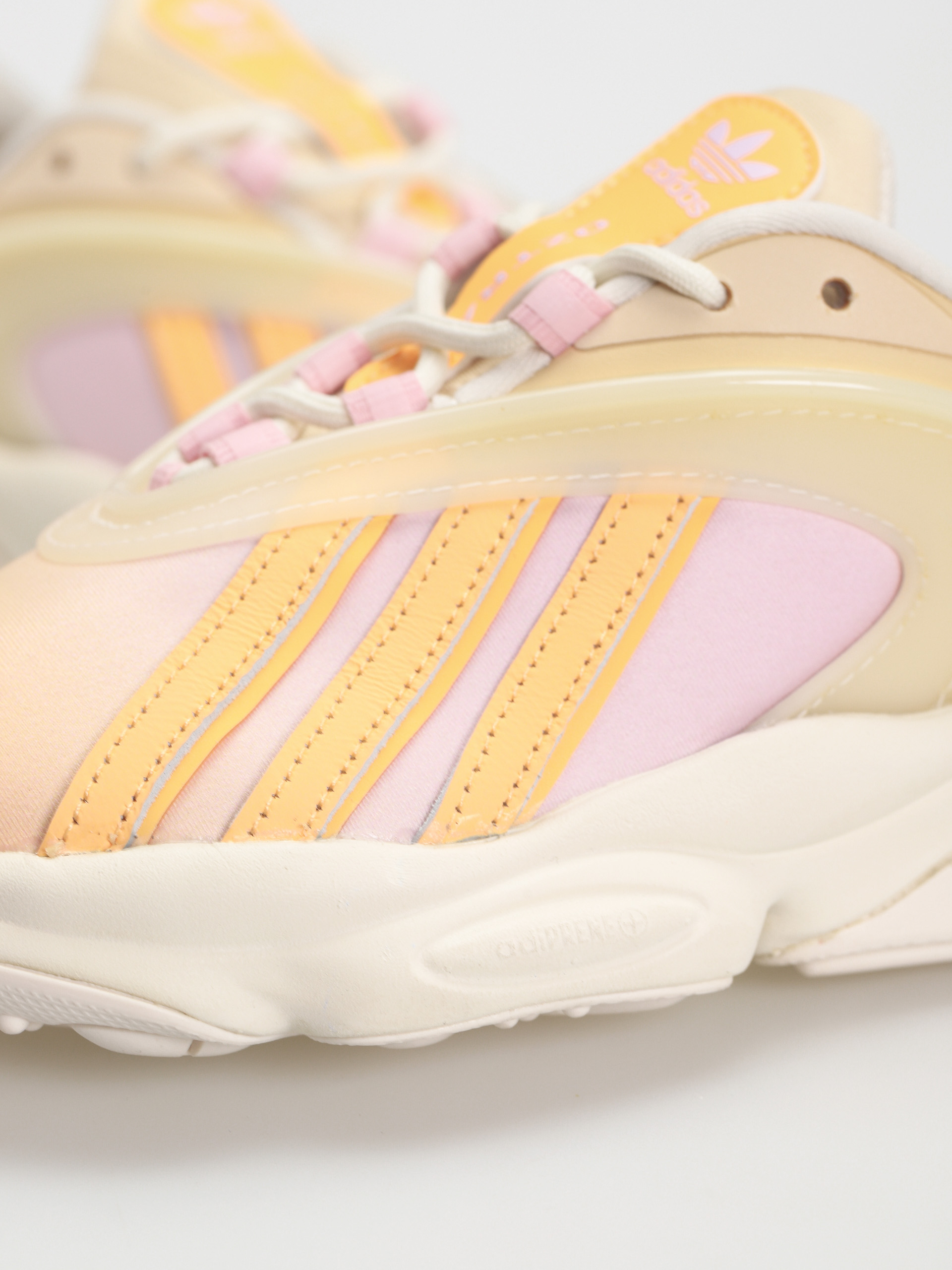 Pantofi adidas Originals Oztral Wmn (owhite/aciora/sanstr)