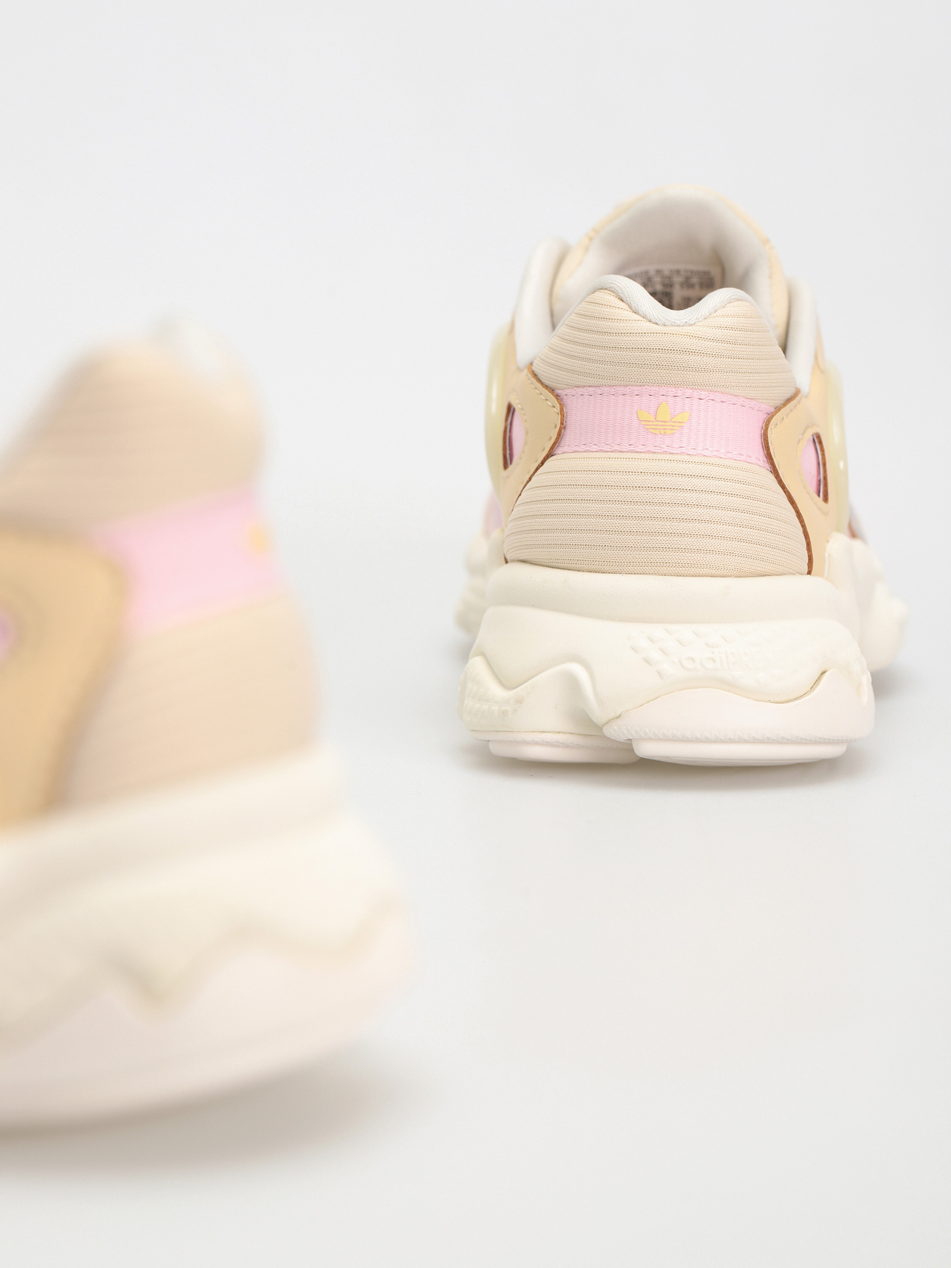 Pantofi adidas Originals Oztral Wmn (owhite/aciora/sanstr)