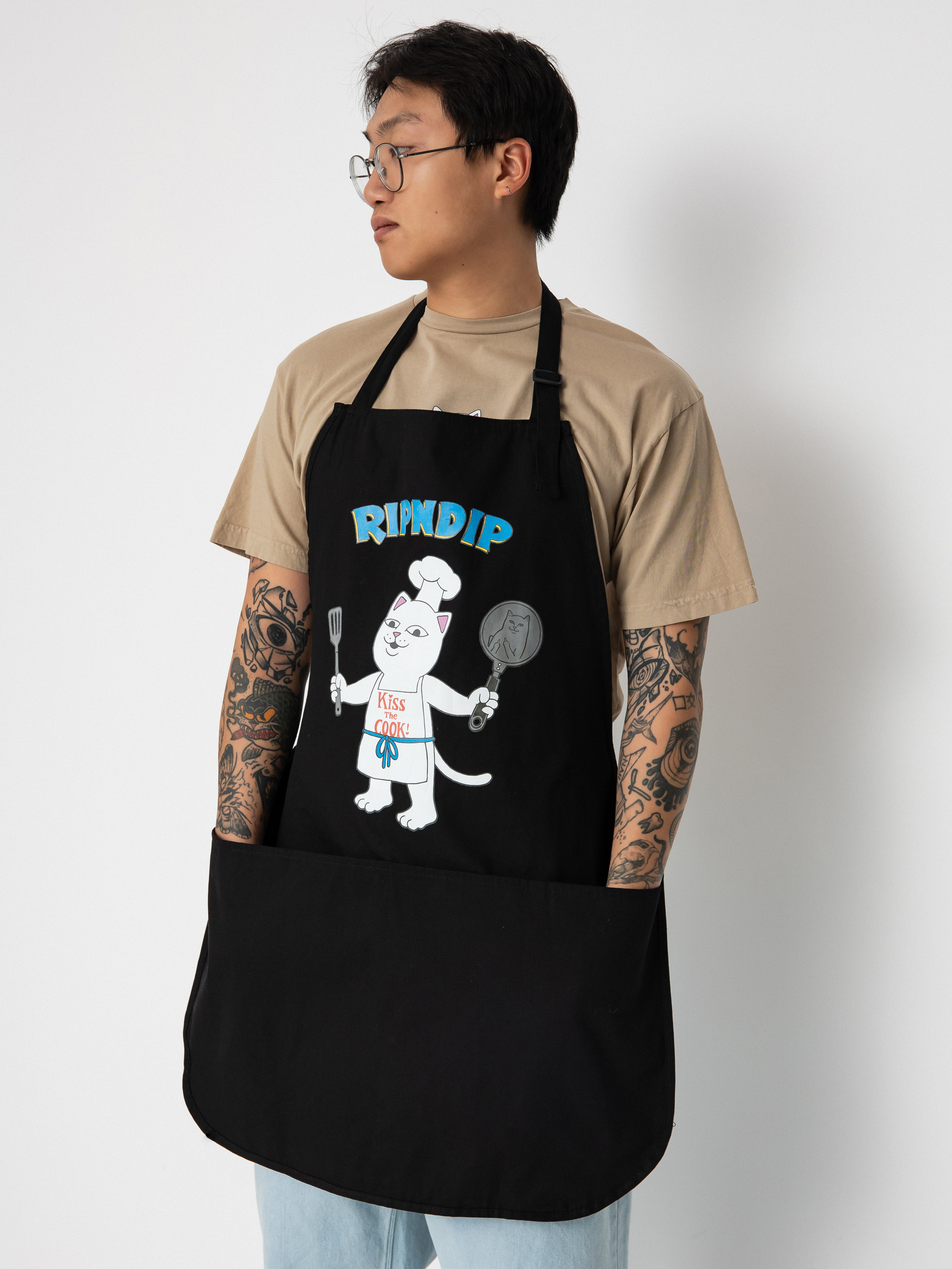 Akcesoria RipNDip Fartuch Kiss The Cook (black)