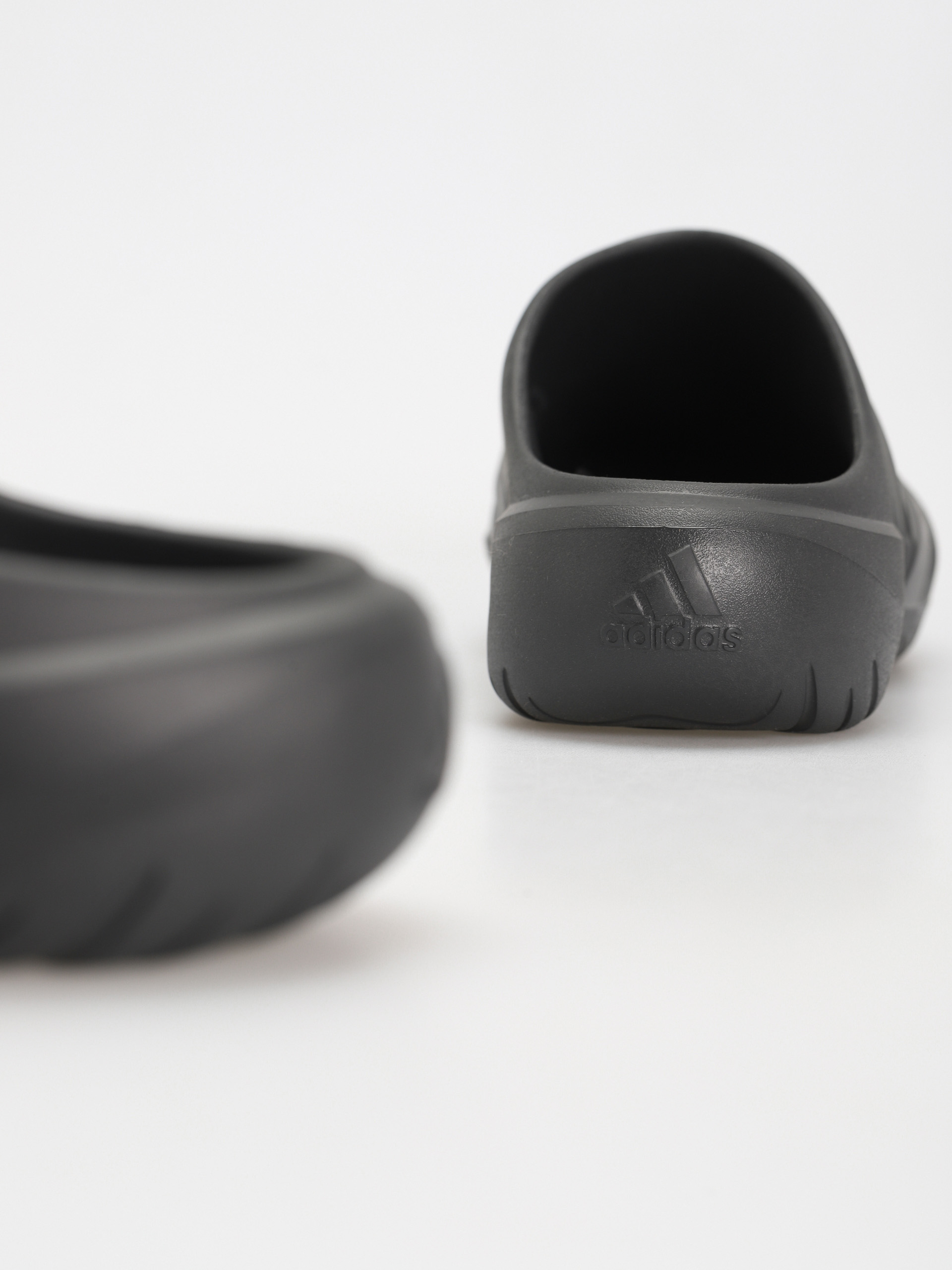Șlapi adidas Adicane Clog (carbon/carbon/cblack)
