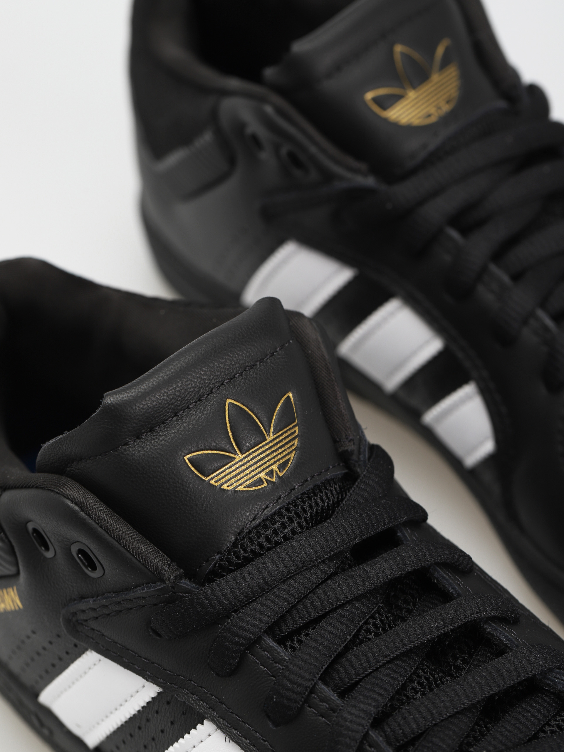 Pantofi adidas Tyshawn (cblack/ftwwht/goldmt)