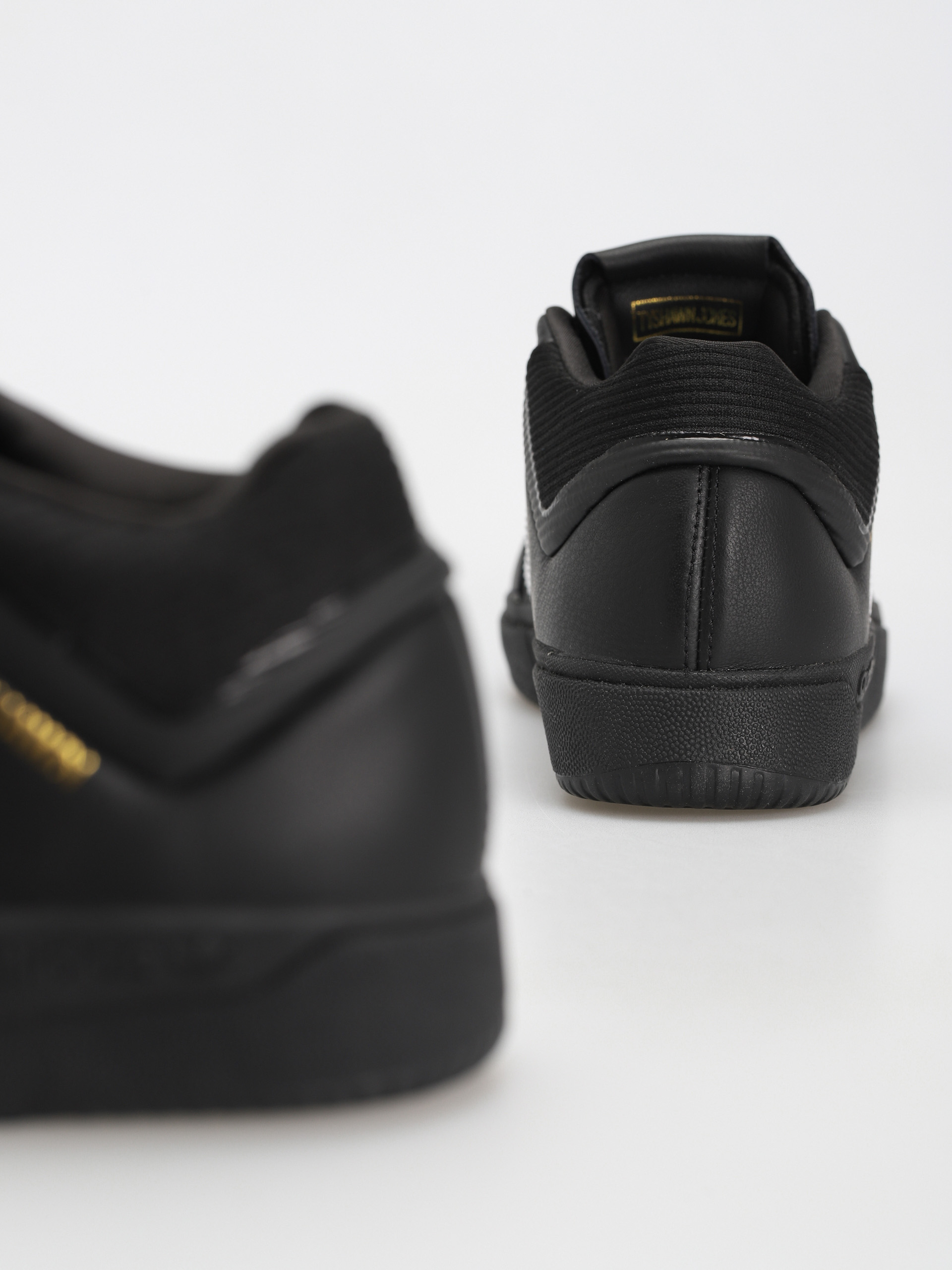 Pantofi adidas Tyshawn (cblack/ftwwht/goldmt)