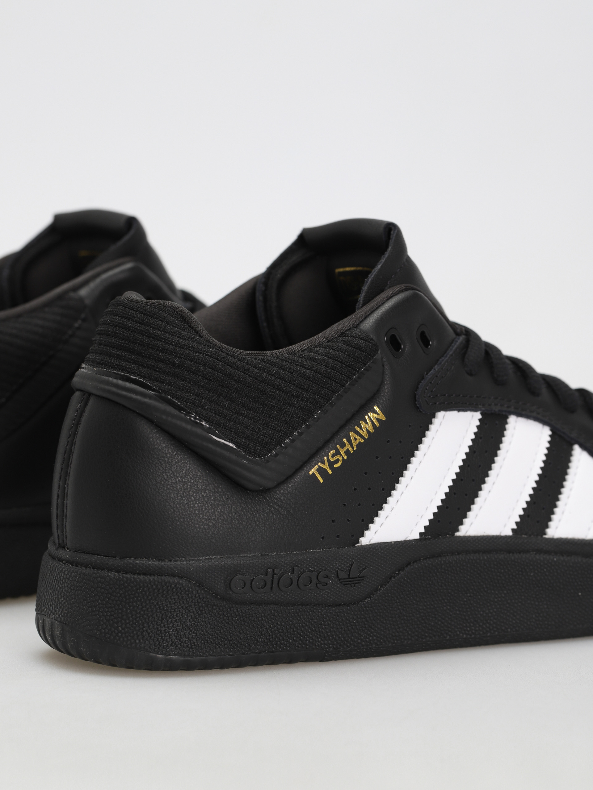 Pantofi adidas Tyshawn (cblack/ftwwht/goldmt)
