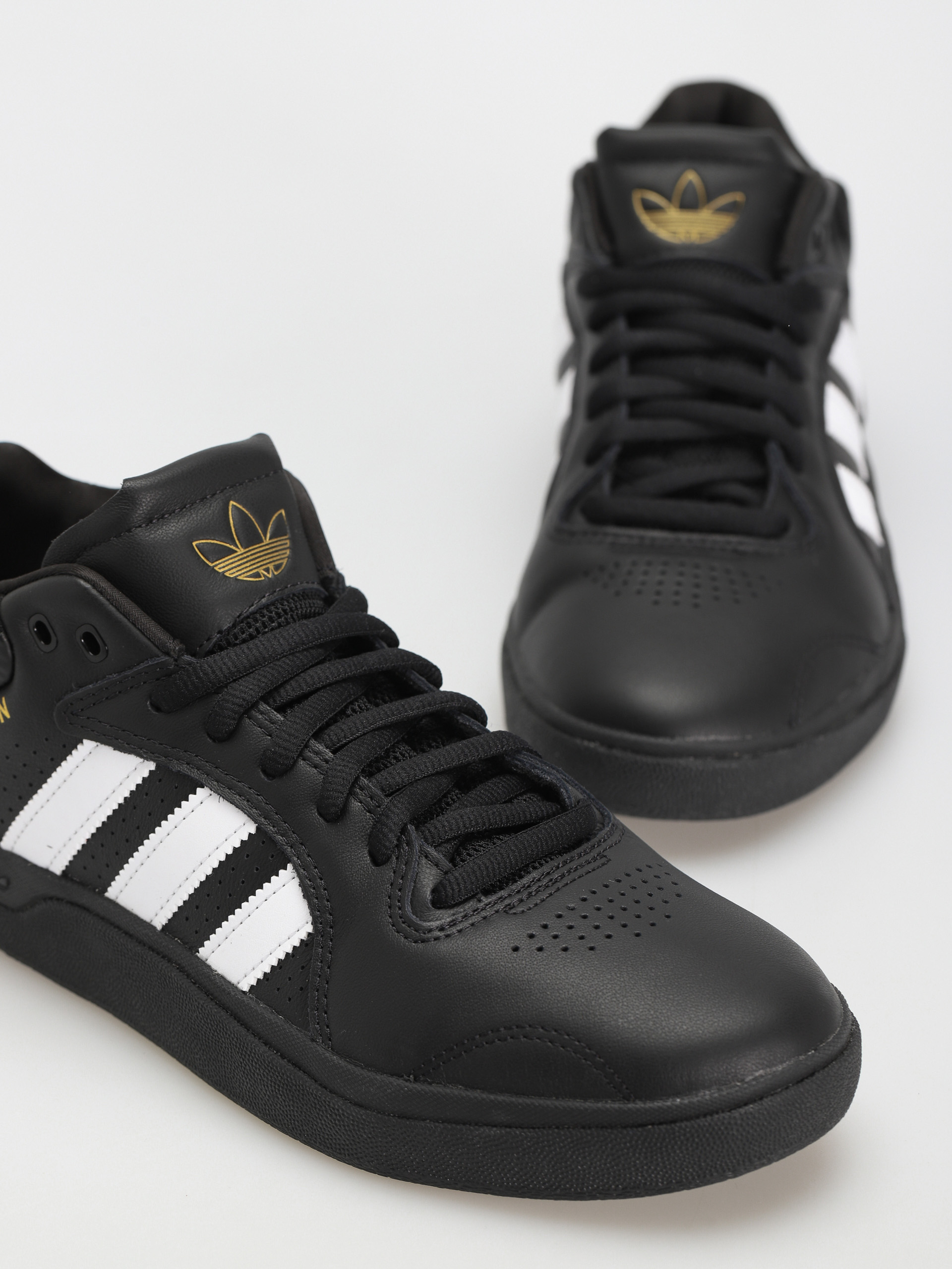 Pantofi adidas Tyshawn (cblack/ftwwht/goldmt)