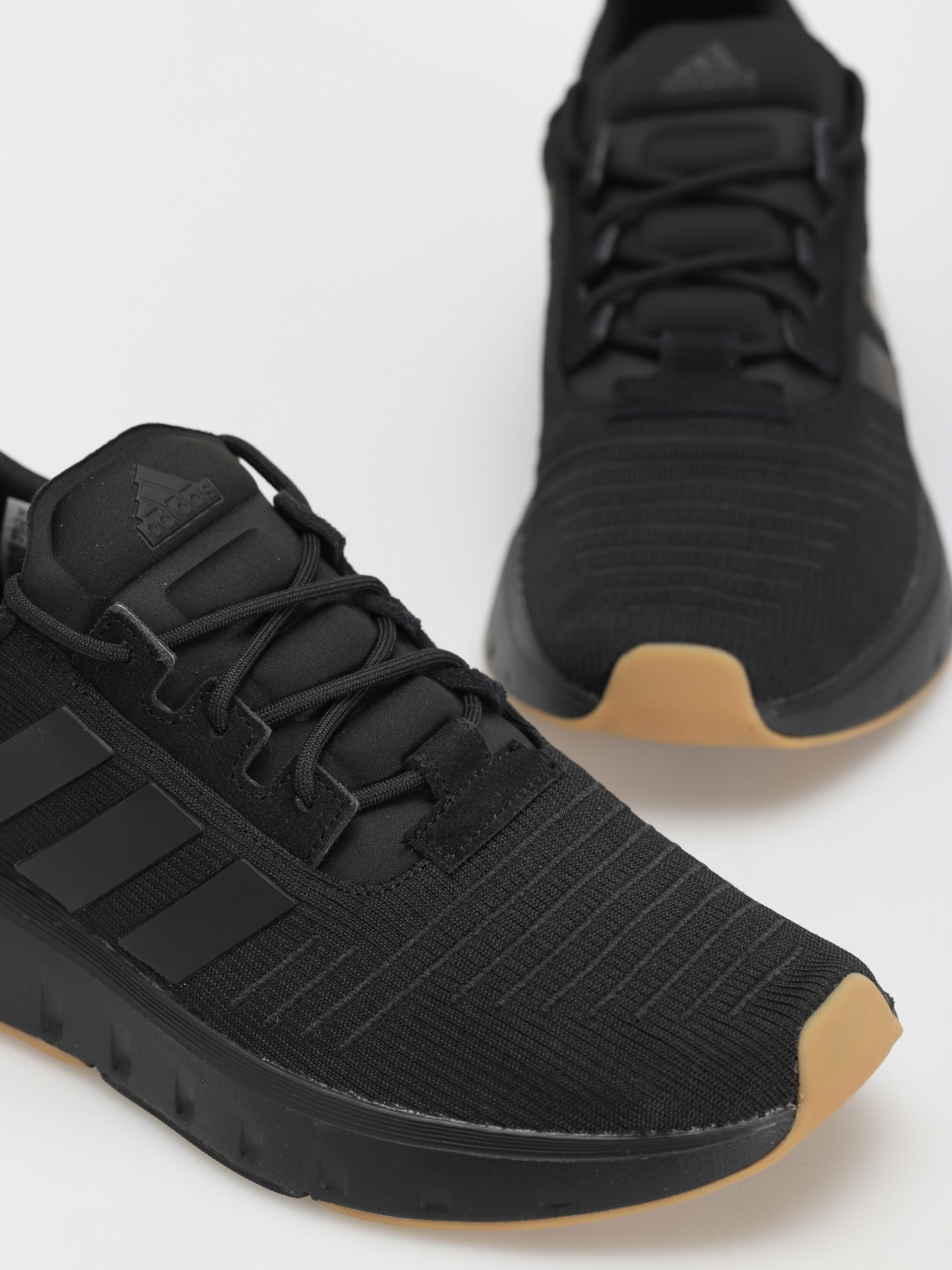 Pantofi adidas Swift Run 23 (cblack/cblack/gum3)