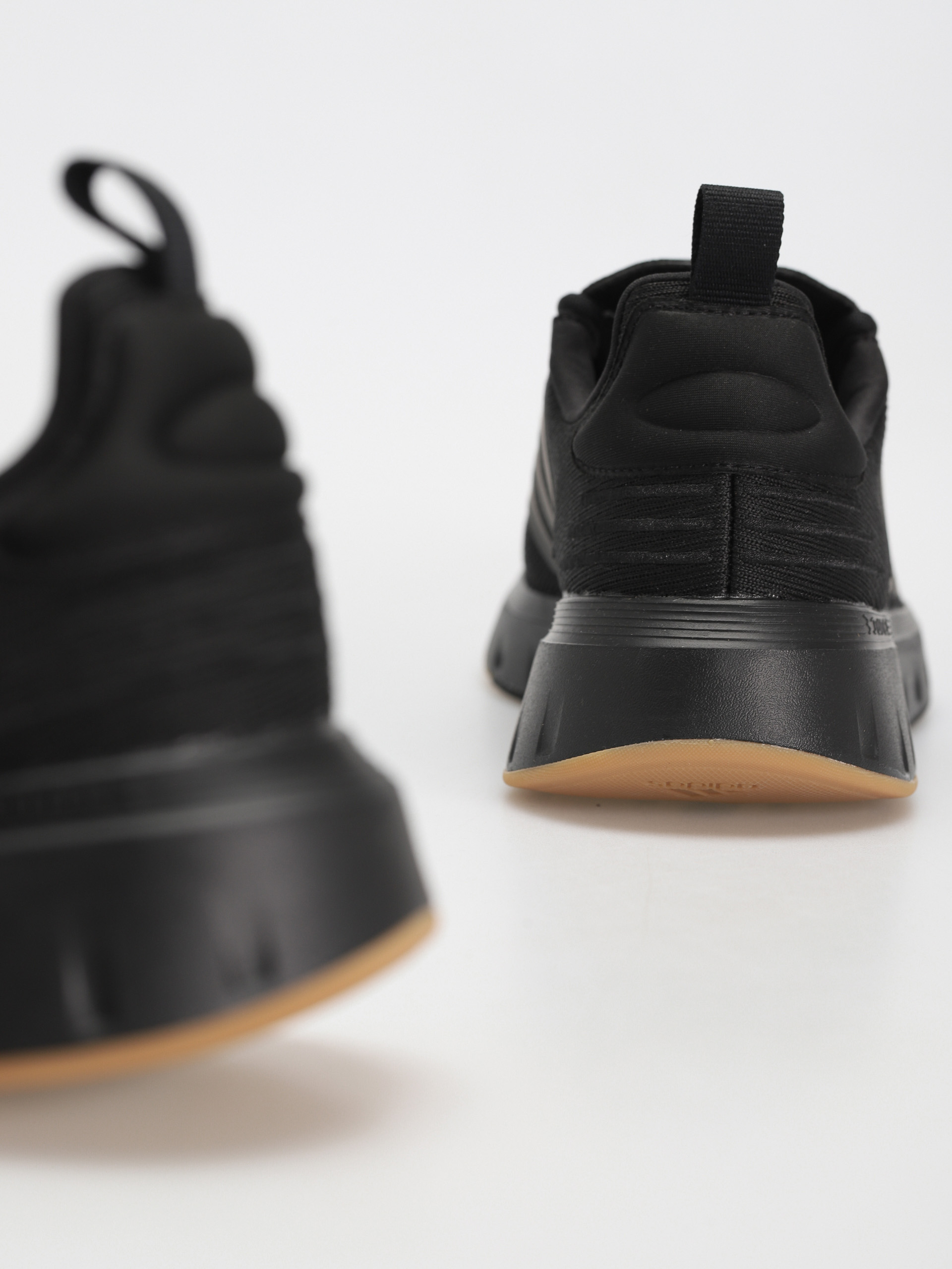 Pantofi adidas Swift Run 23 (cblack/cblack/gum3)
