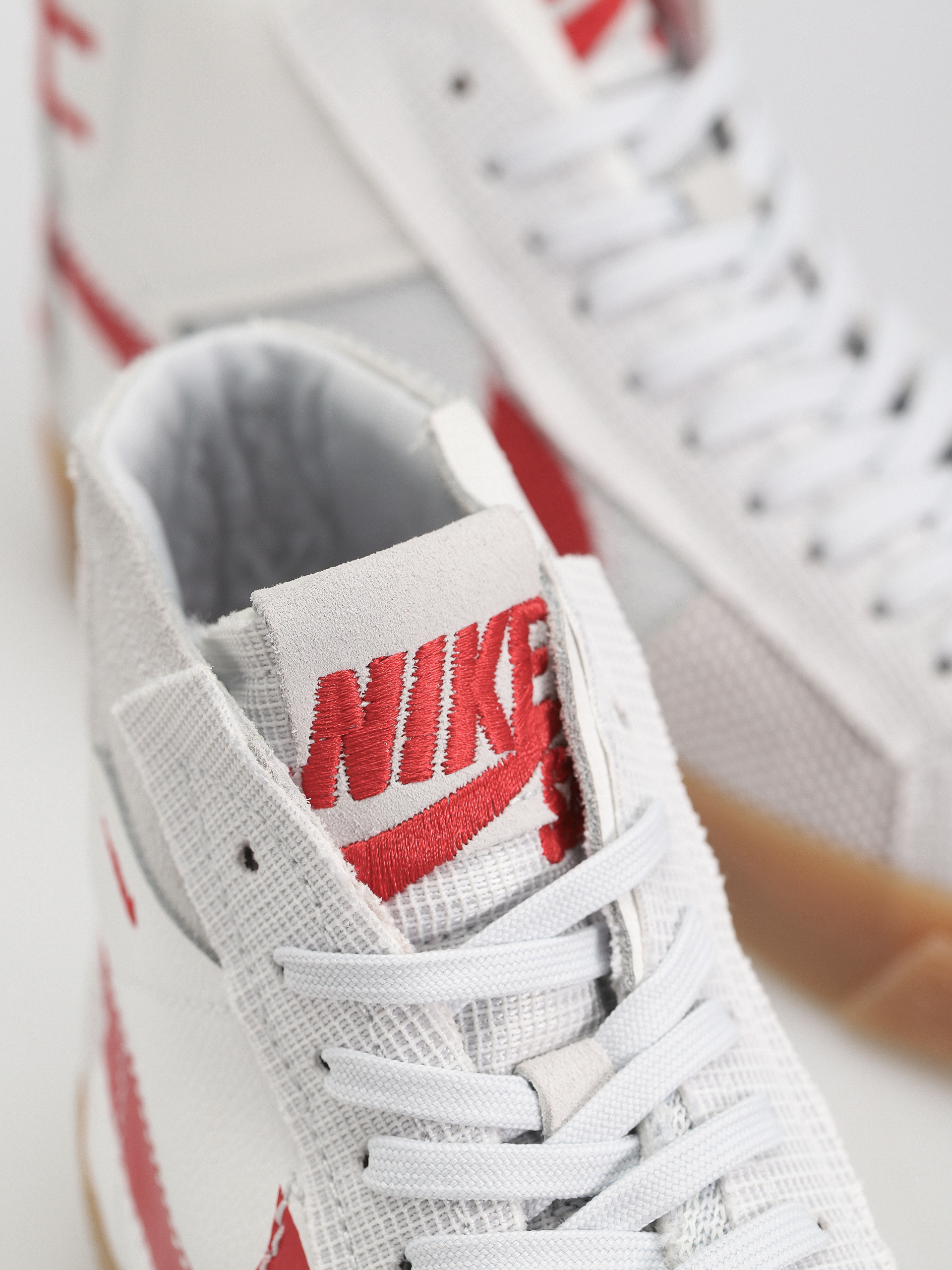 Pantofi Nike SB Zoom Blazer Mid Prm (summit white/university red)