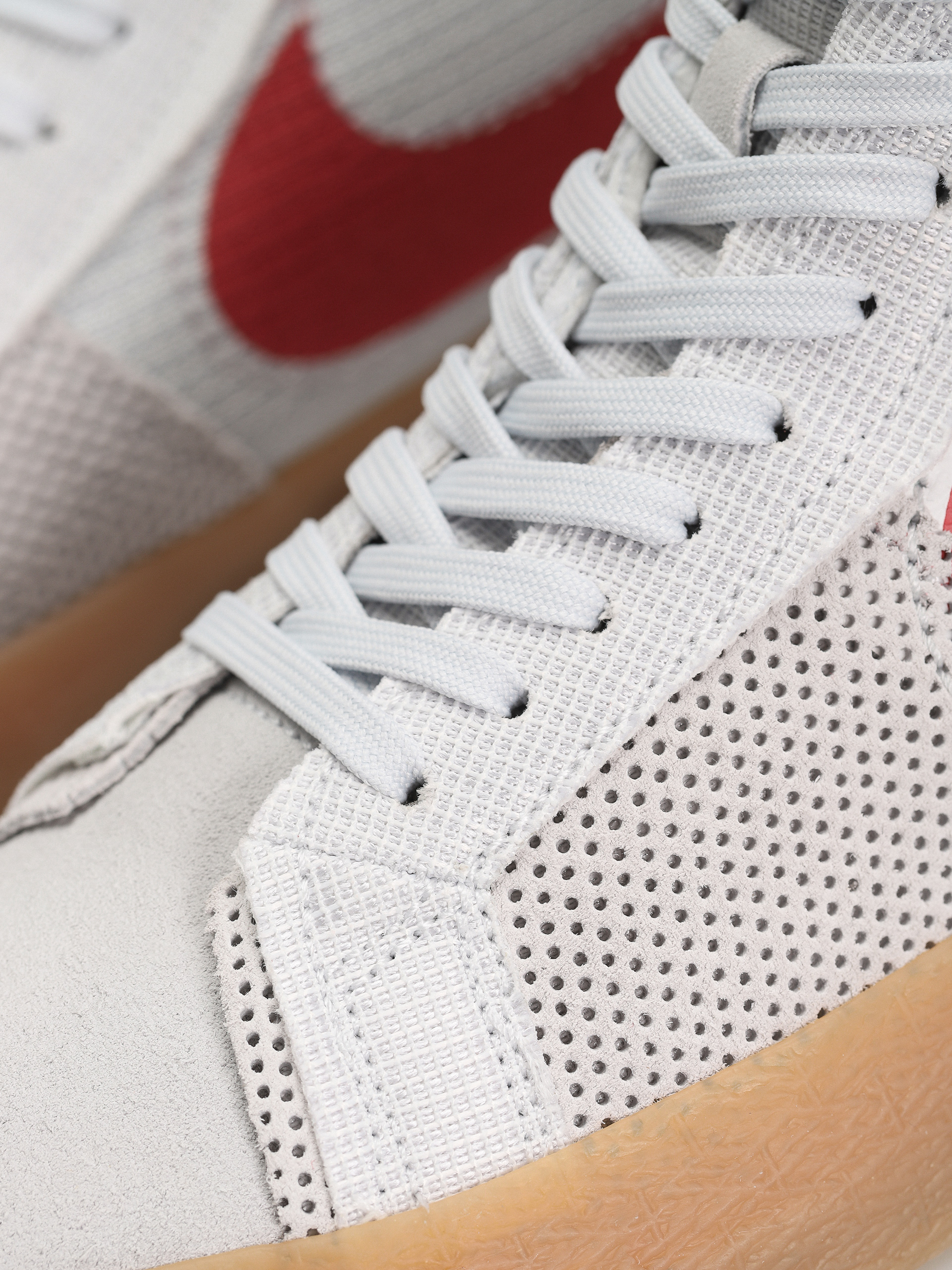 Pantofi Nike SB Zoom Blazer Mid Prm (summit white/university red)