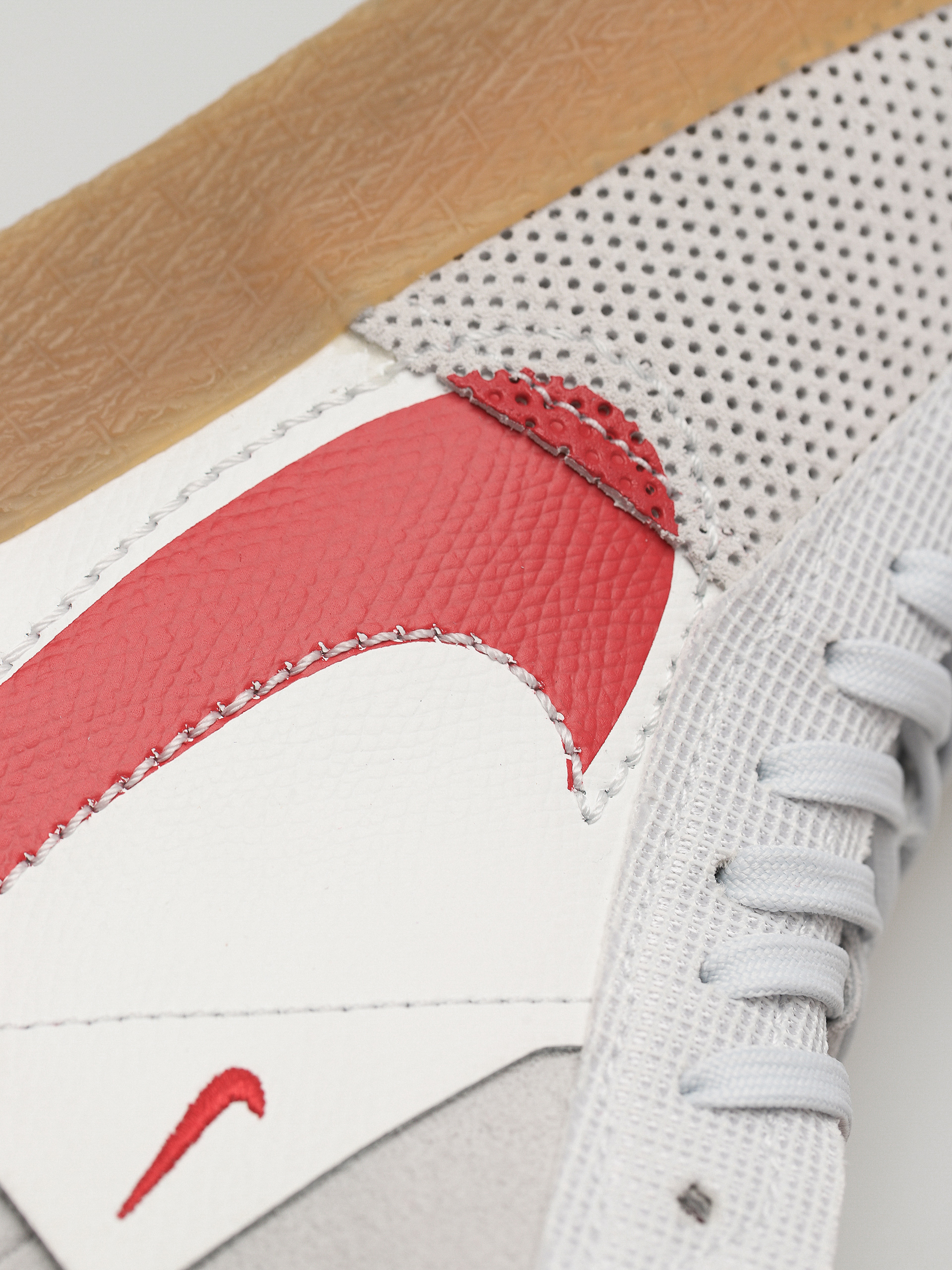 Pantofi Nike SB Zoom Blazer Mid Prm (summit white/university red)
