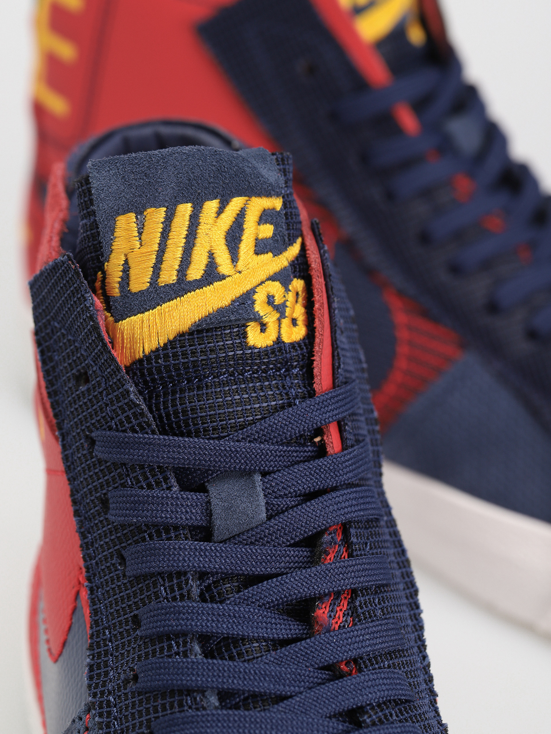 Pantofi Nike SB Zoom Blazer Mid Prm (university red/midnight navy)