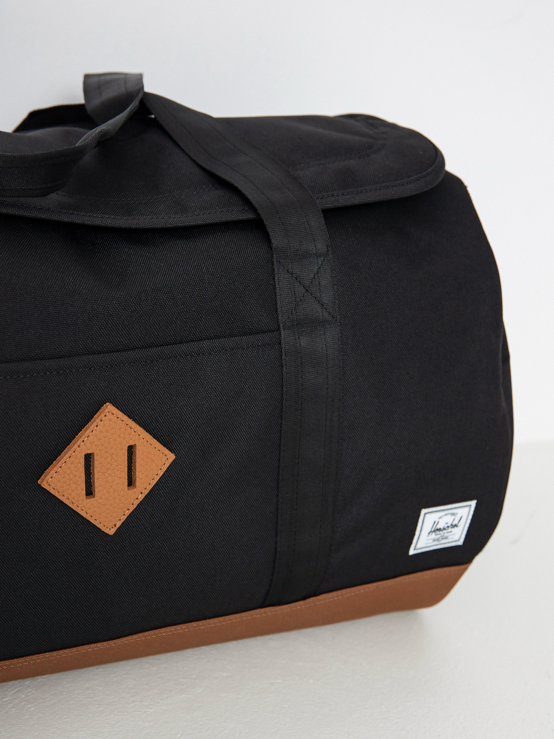 Geantă Herschel Supply Co. Heritage Duffle (black/saddle brown)