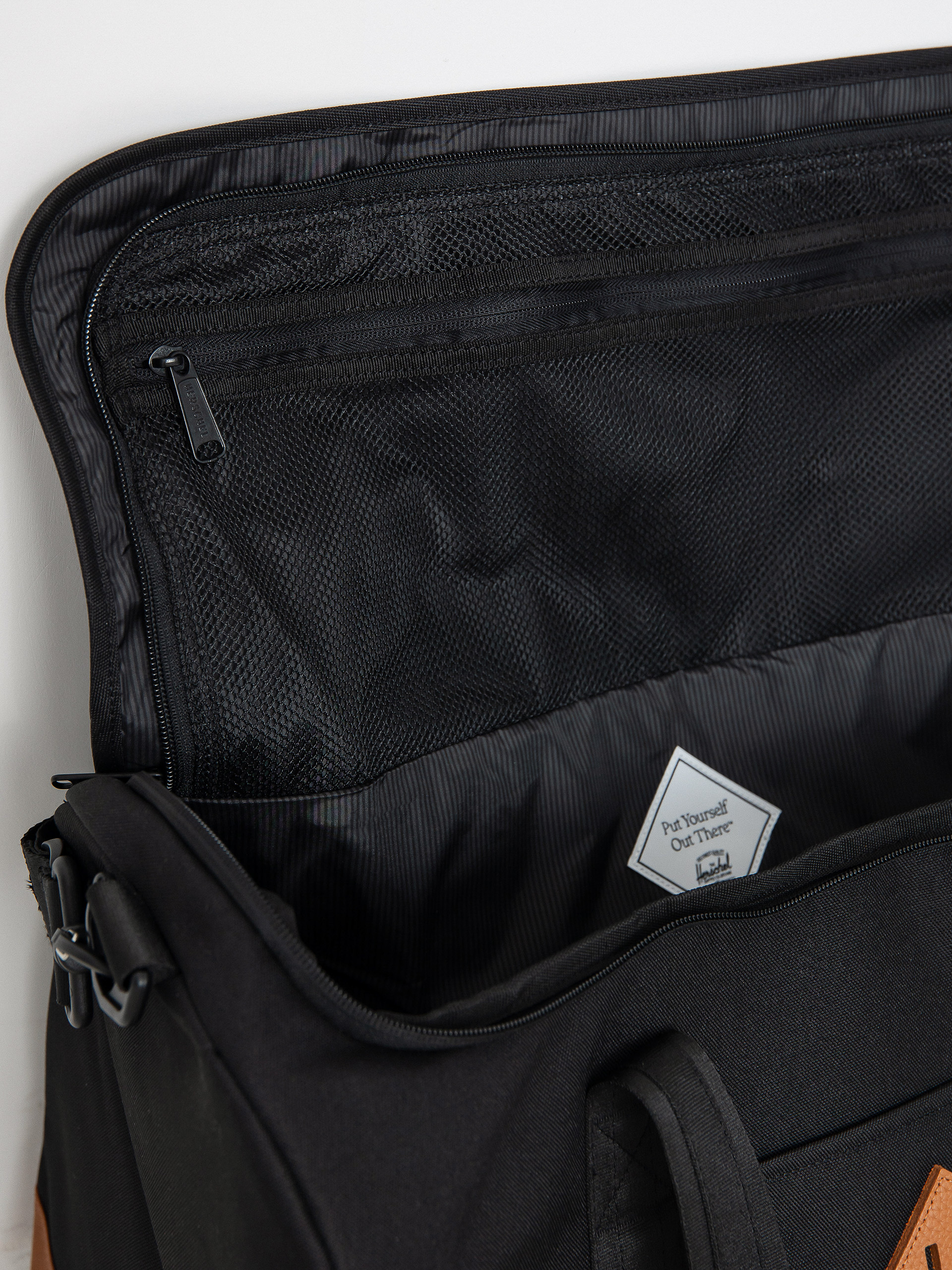 Geantă Herschel Supply Co. Heritage Duffle (black/saddle brown)