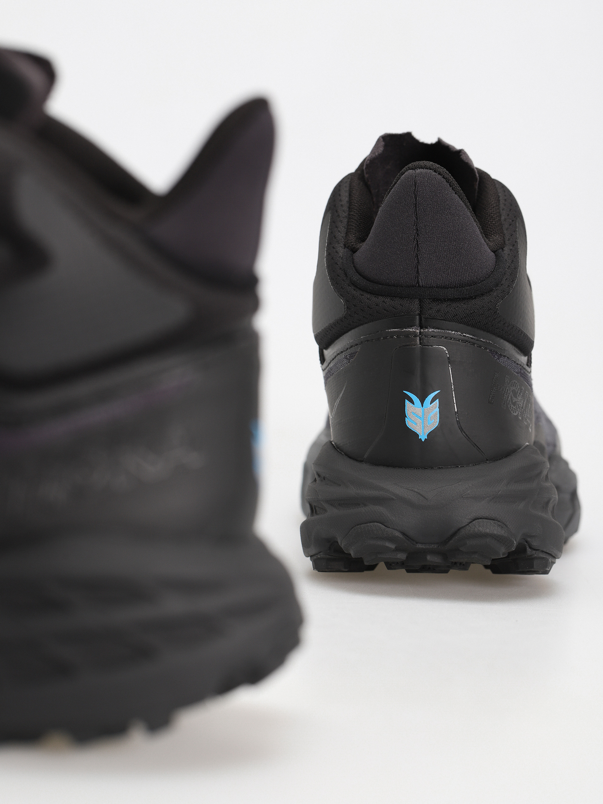 Pantofi Hoka Speedgoat 5 Mid GTX (black/black)