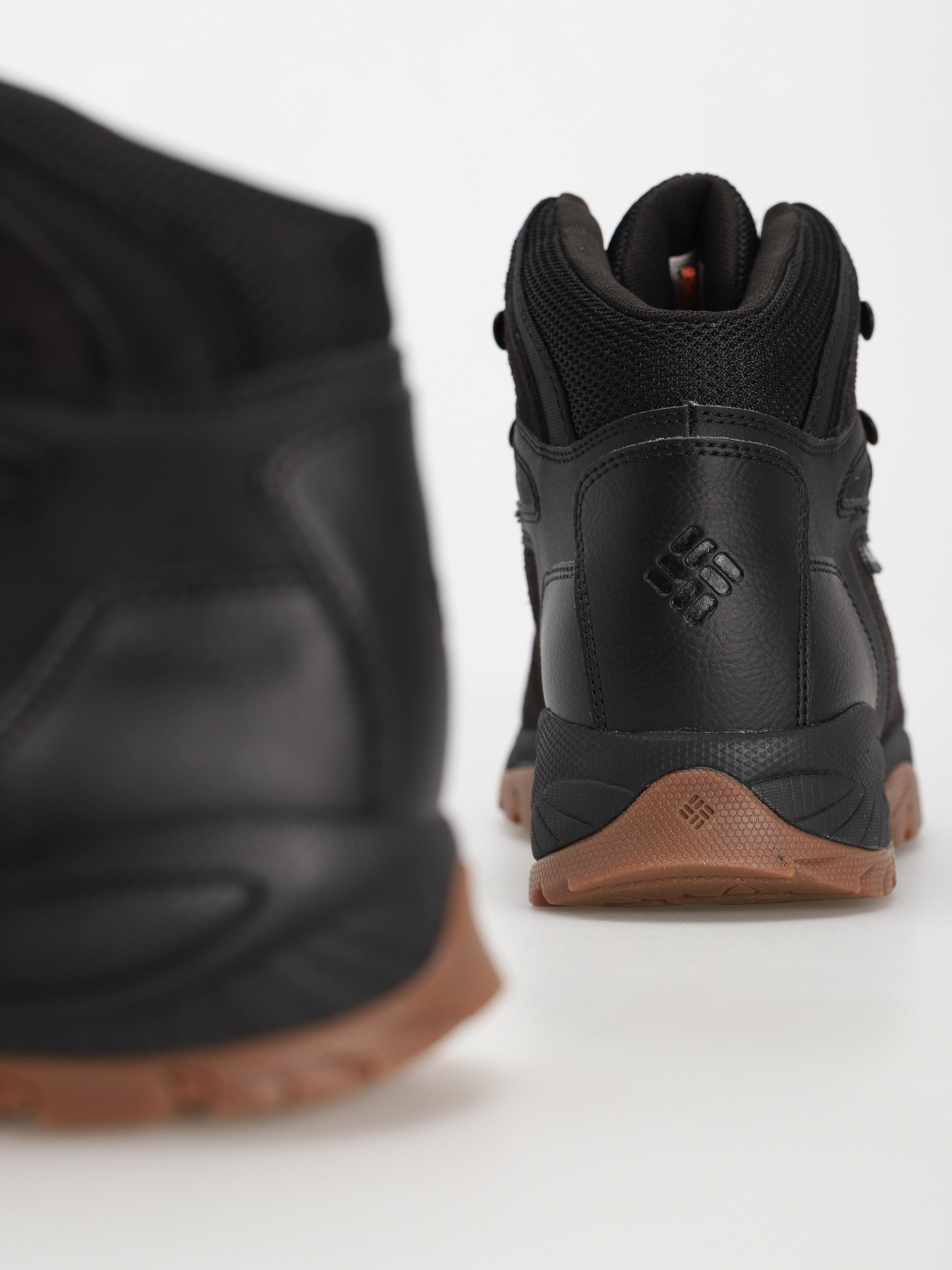 Pantofi Columbia Newton Ridge Bc (black/bright orange)