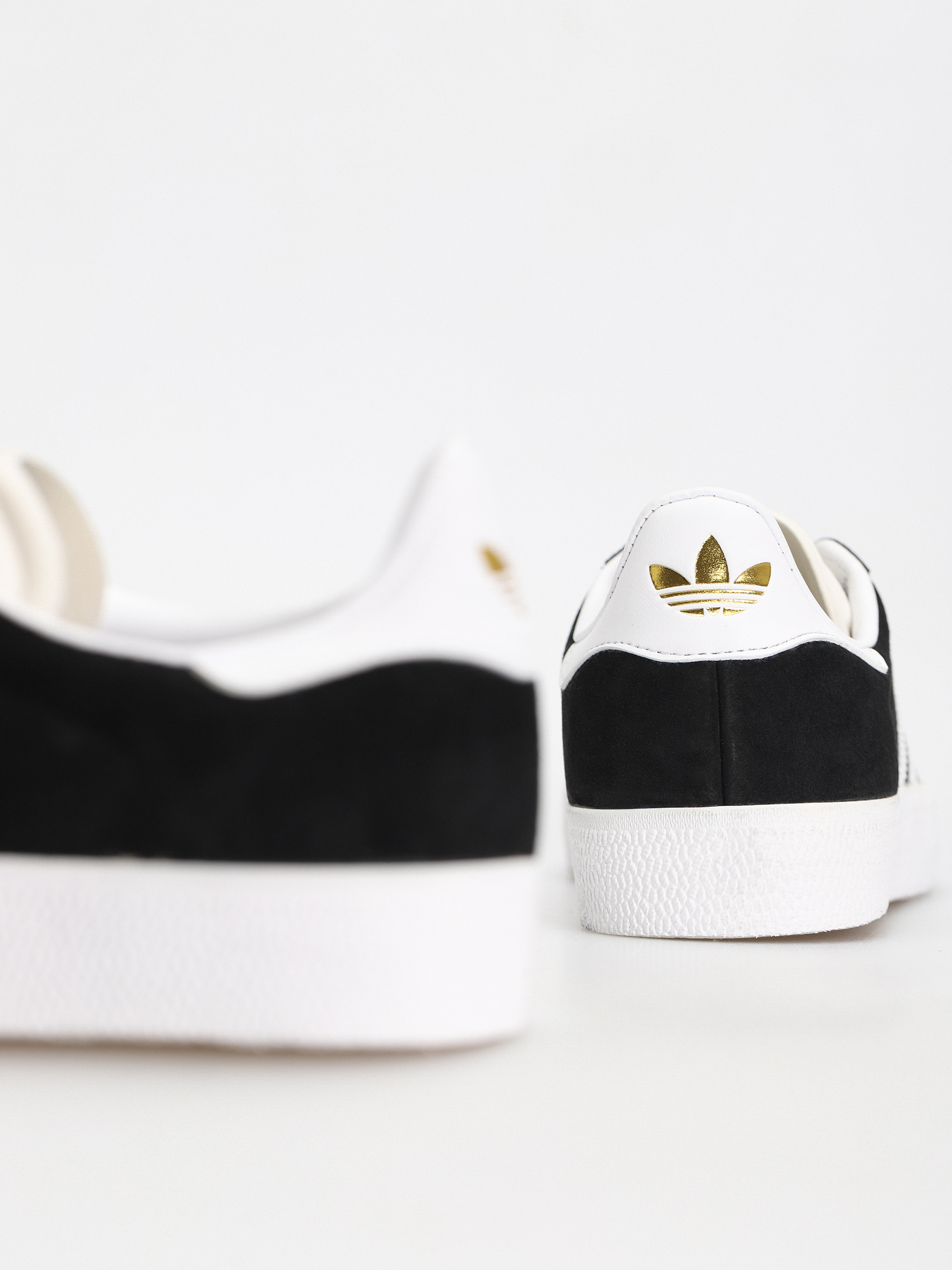 Pantofi adidas Gazelle ADV (core black/cloud white/gold metallic)
