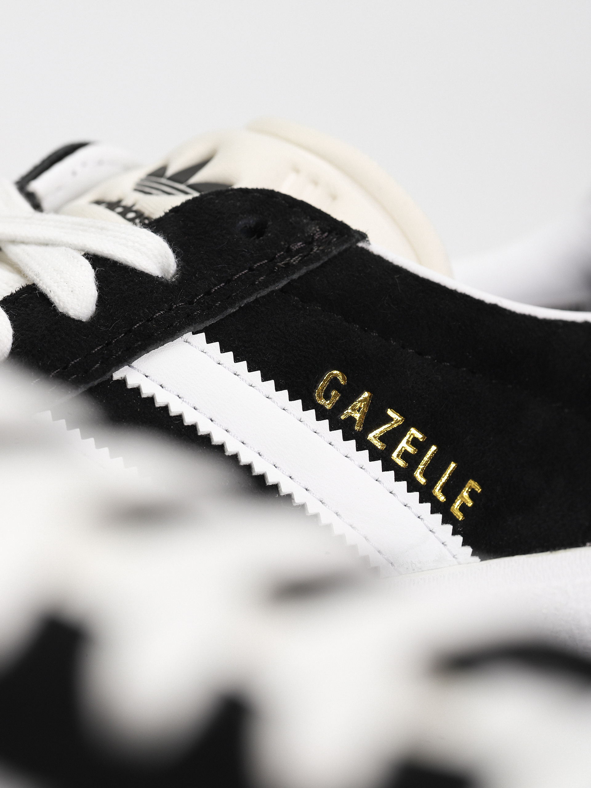 Pantofi adidas Gazelle ADV (core black/cloud white/gold metallic)